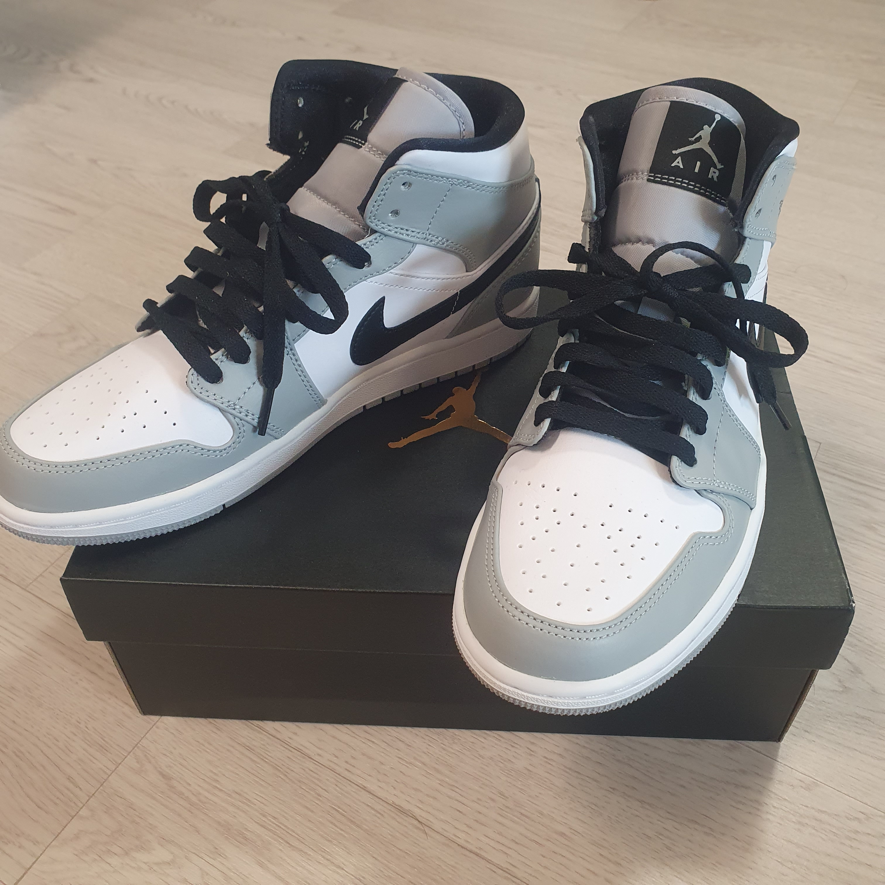 Jordan 1 Mid Light Smoke Grey 착용 스타일 - 2