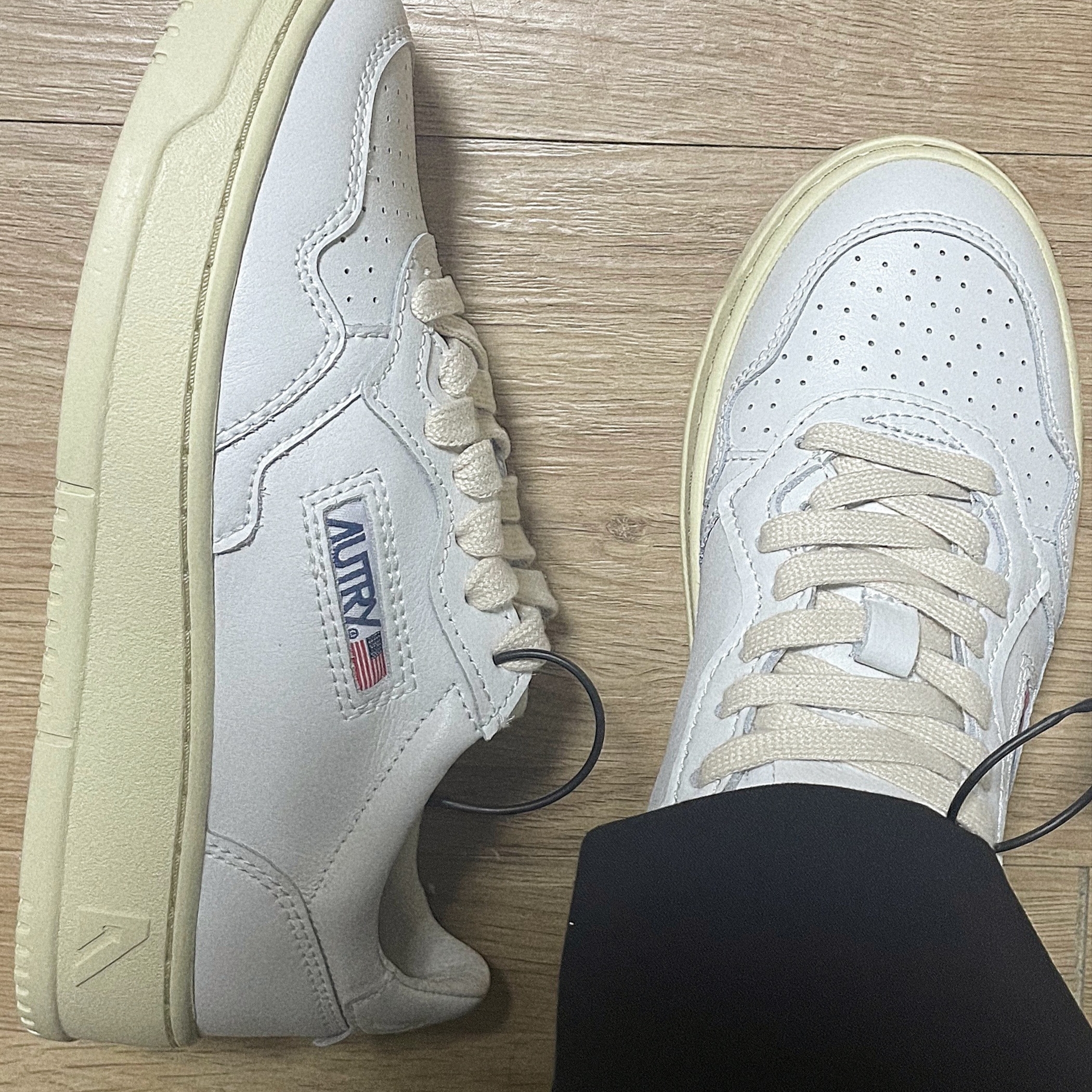 (W) Autry Medalist Low Leather Sneakers White 착용 스타일