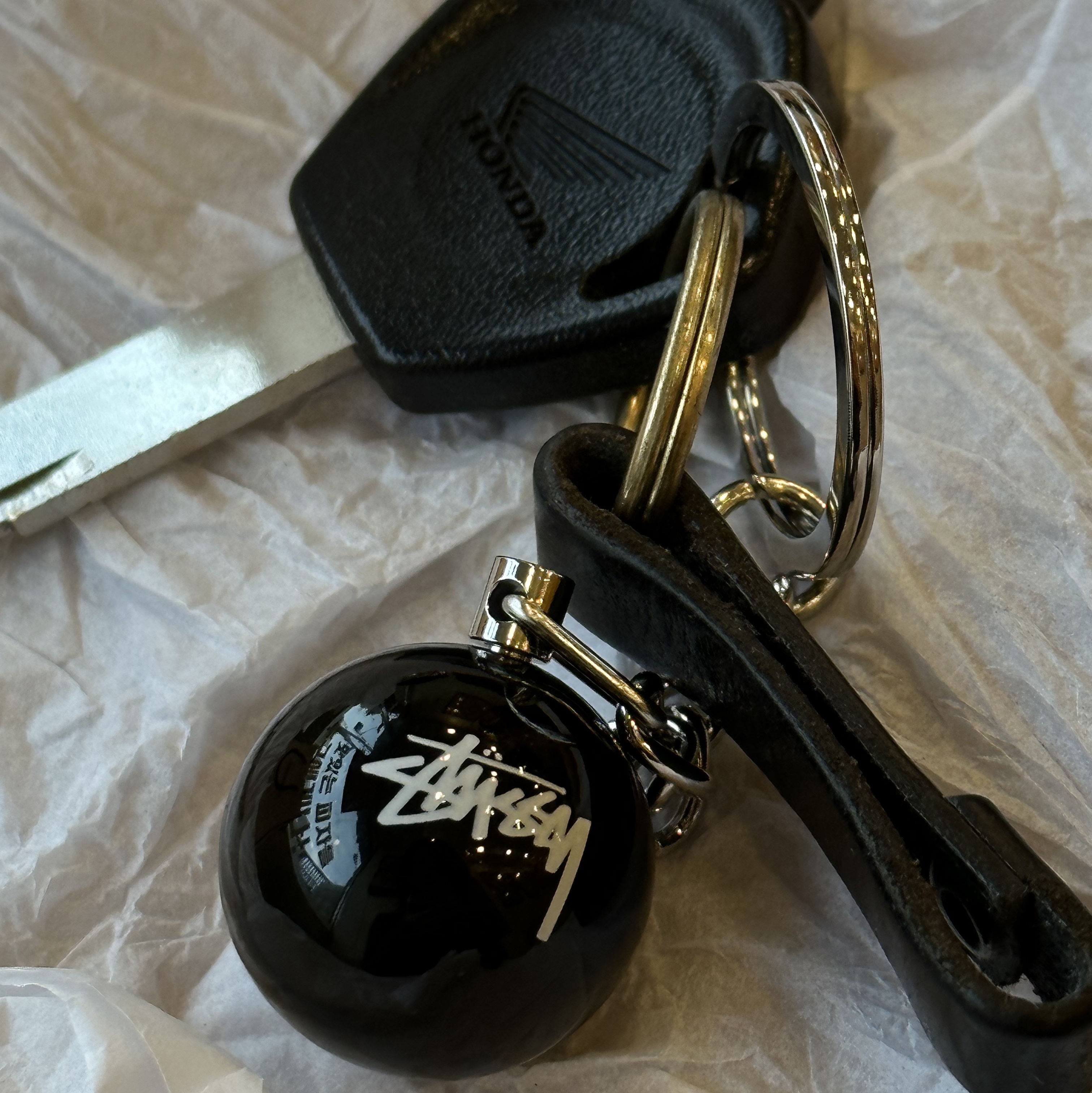 Stussy 8 Ball Keychain Black ์ฐฉ์ฉ ์คํ์ผ