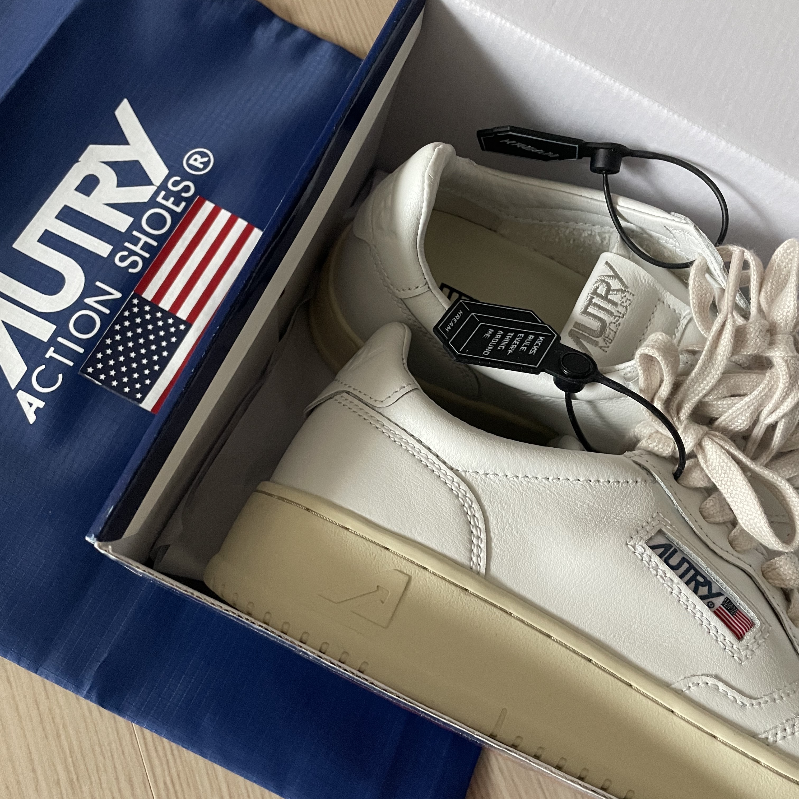 Autry Medalist Low Leather Sneakers White 착용 스타일