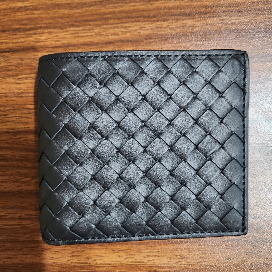 Bottega Veneta Bi-Fold Wallet Black 착용 스타일