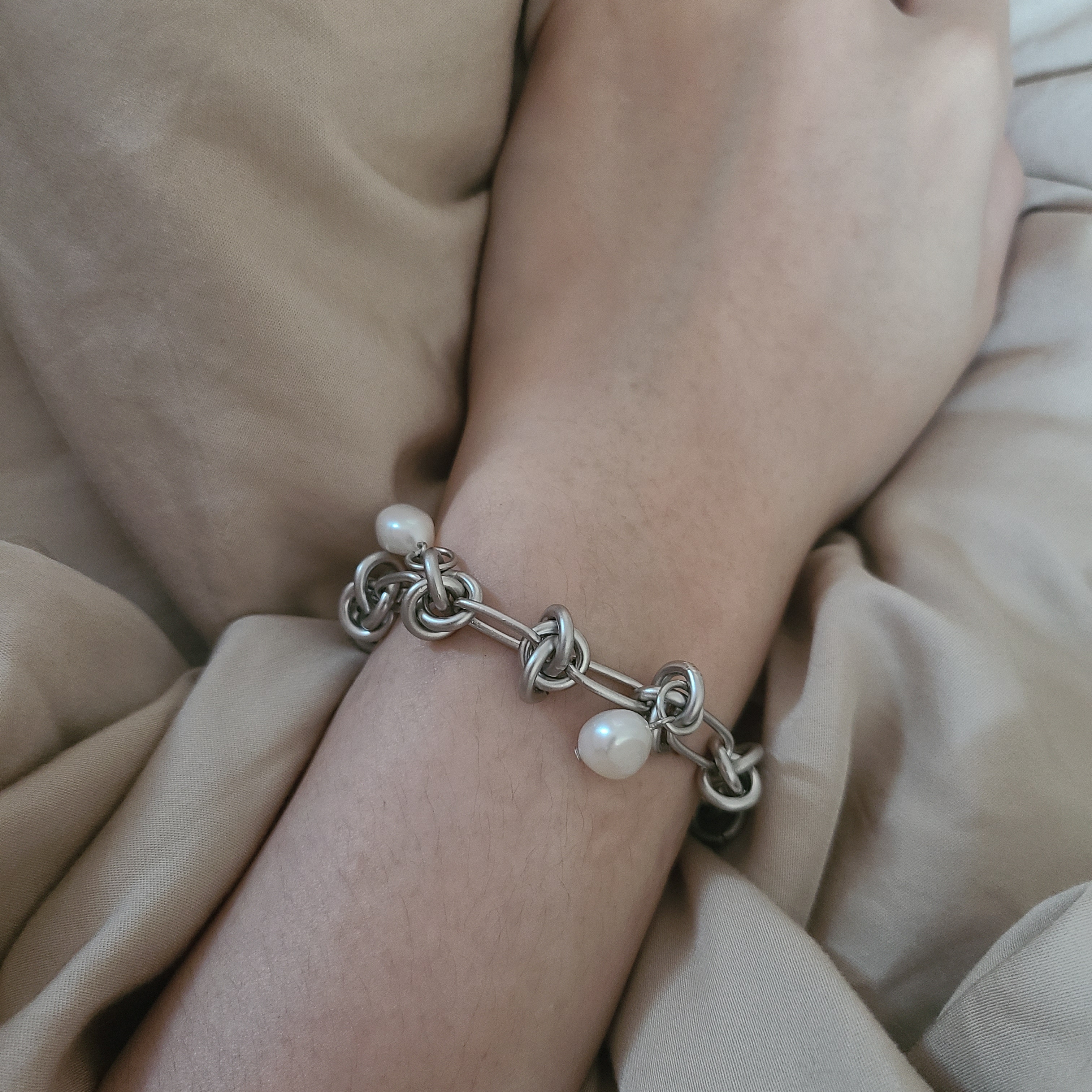 Haleine Pearl Layered Bracelet Silver 착용 스타일