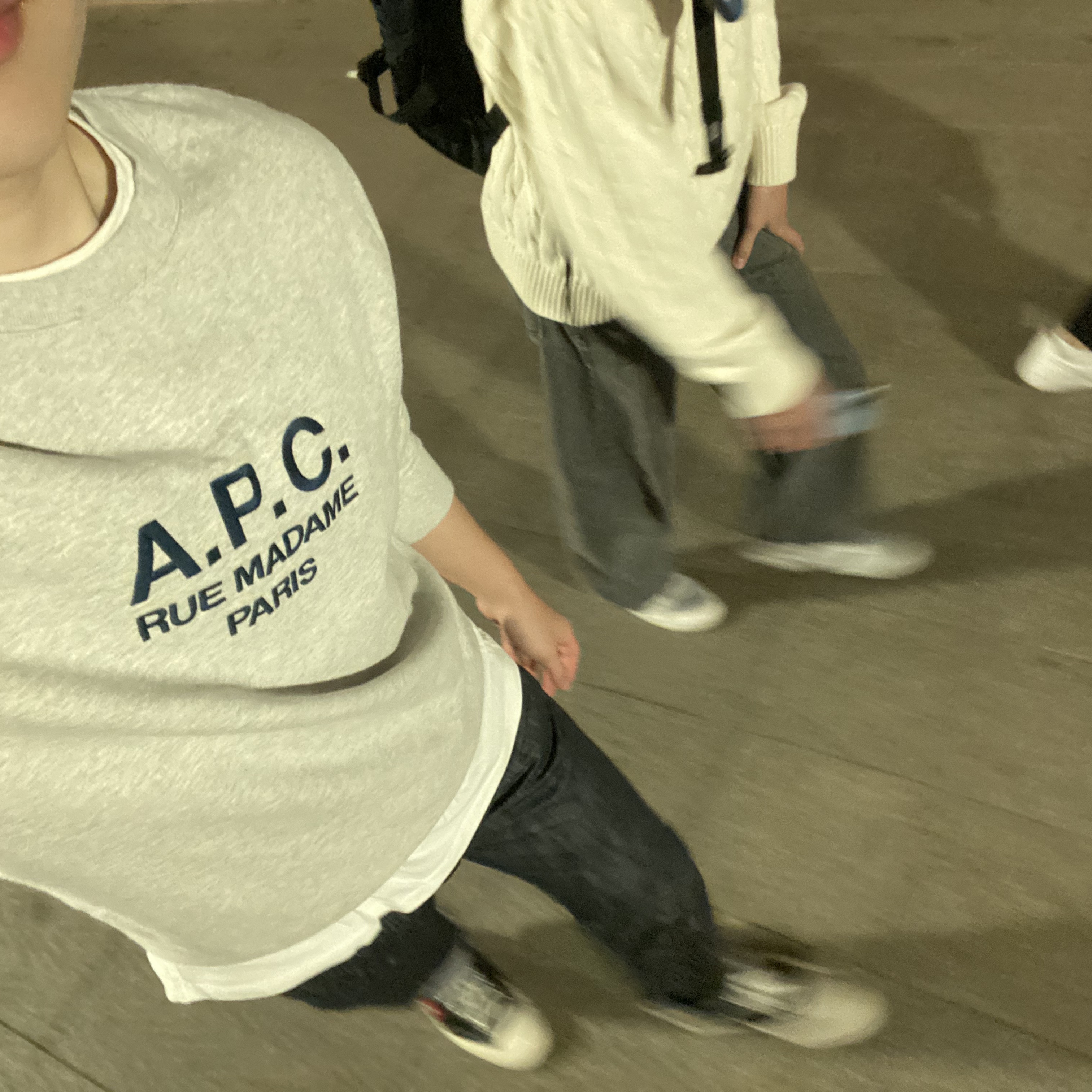 A.P.C. Raymond T-Shirt White, CDG Backpack Black 착용 스타일 - 5