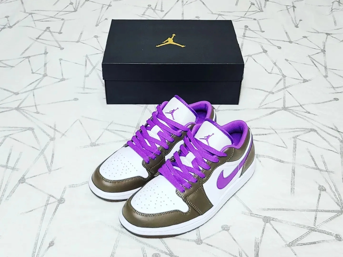 Jordan 1 Low Palomino Wild Berry 착용 스타일 - 1