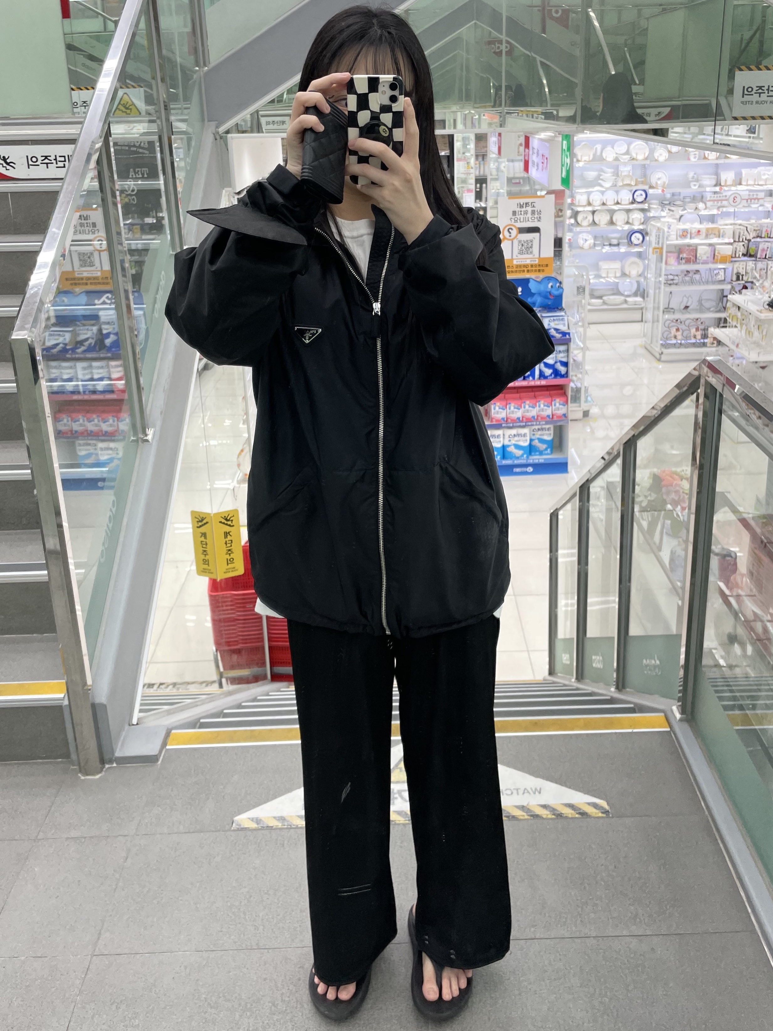 Stussy Basic Stussy T-Shirt White 2021, Prada Re-Nylon Jacket Black 착용 스타일