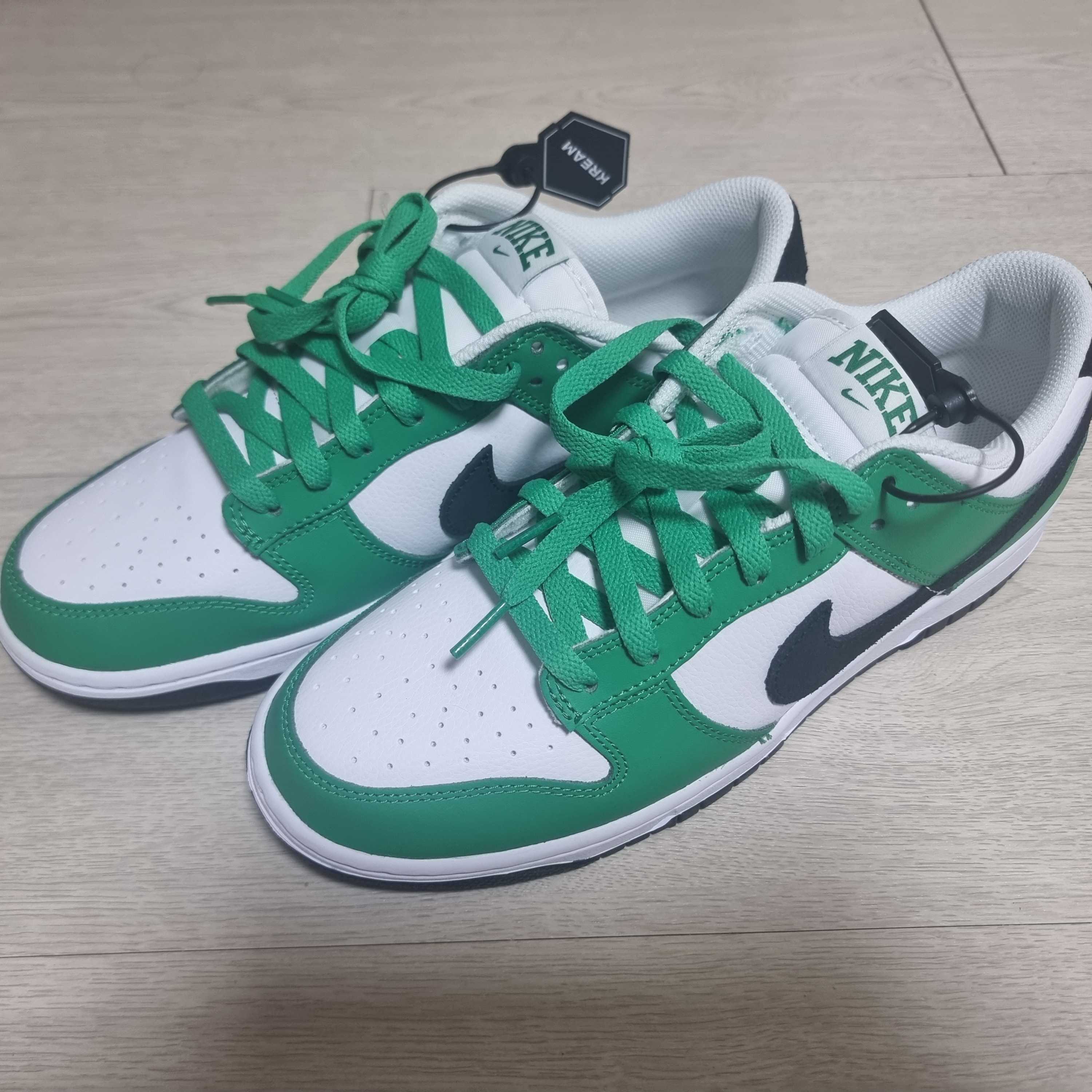 Nike Dunk Low White Green 착용 스타일