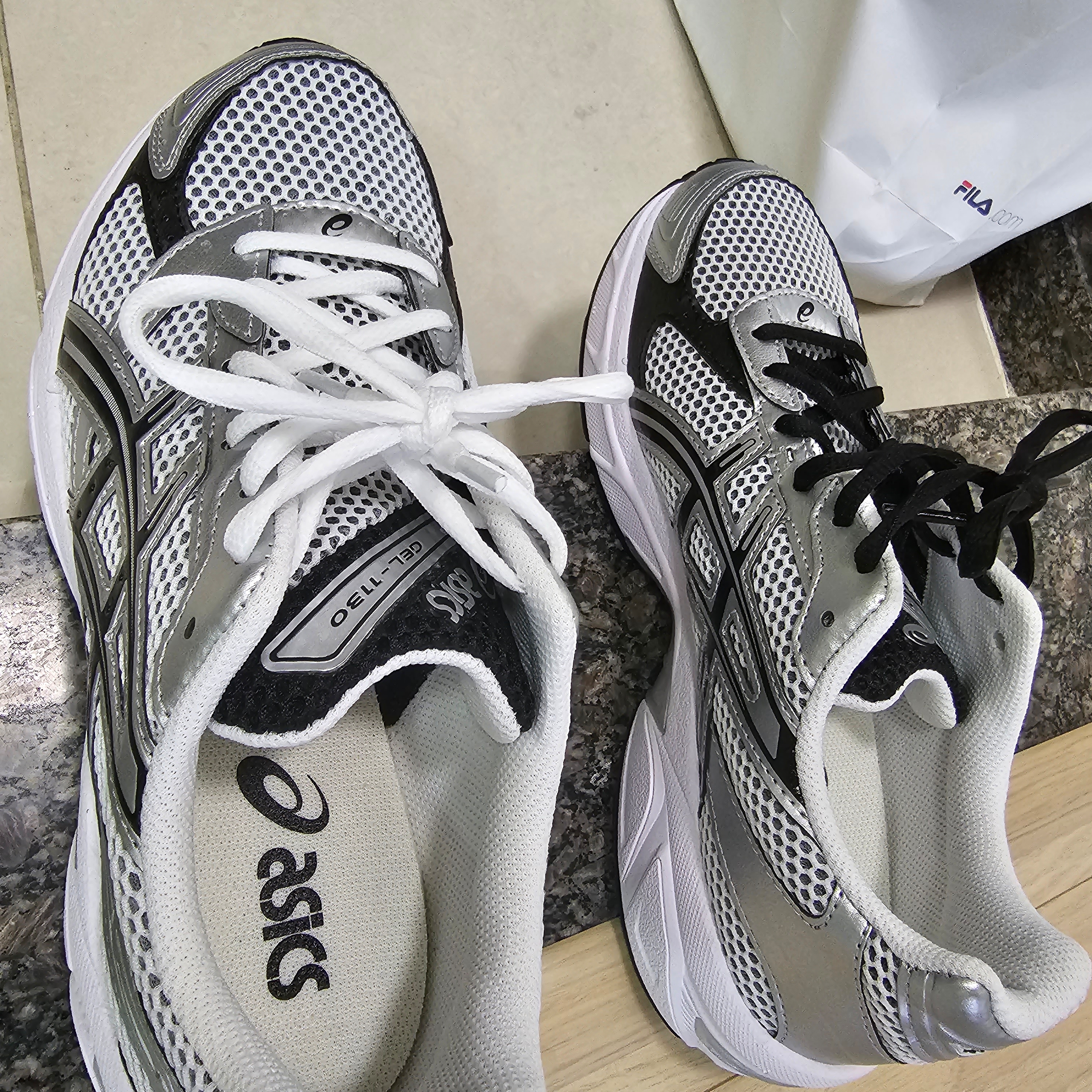 Asics Gel-1130 White Black 착용 스타일 - 1
