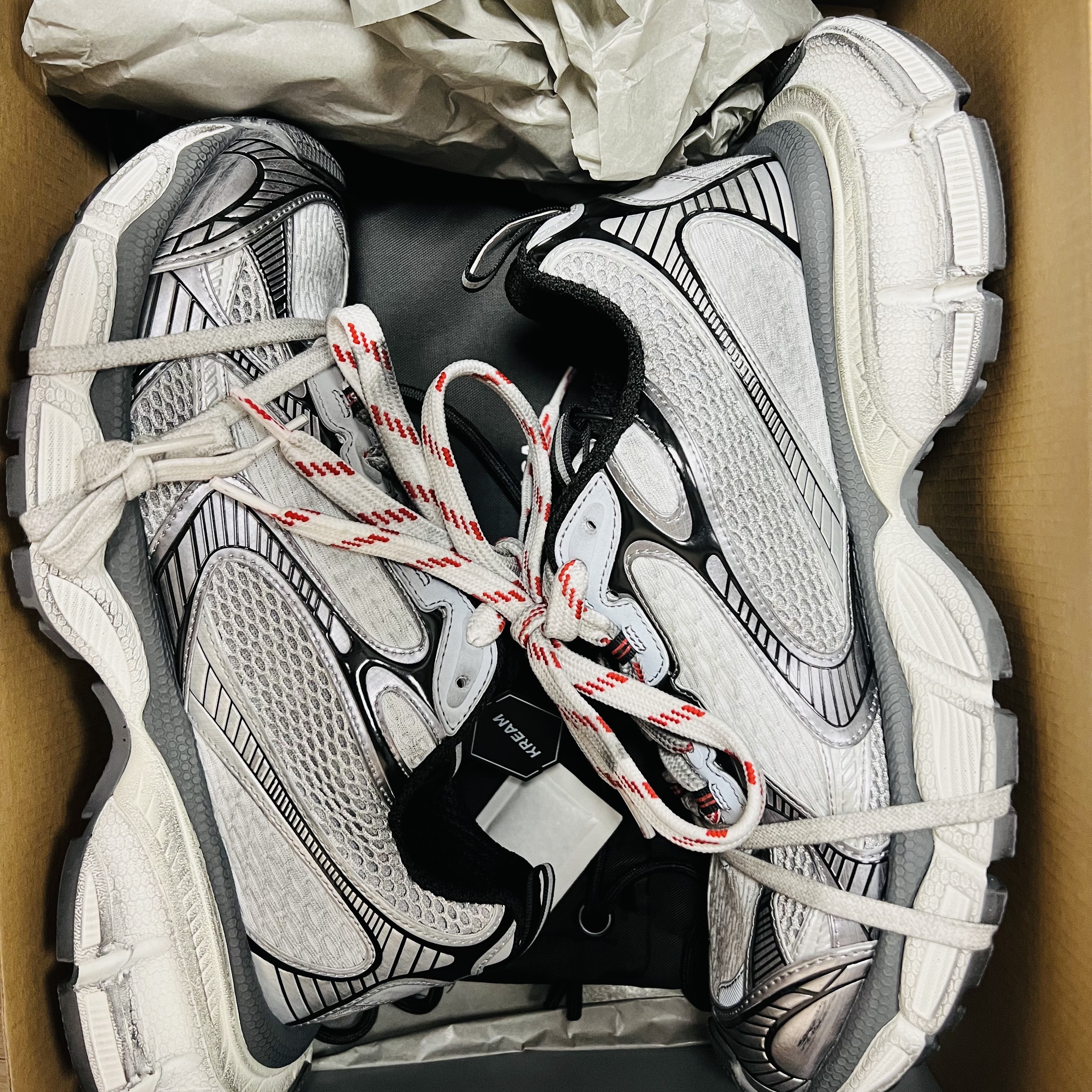 Balenciaga 3XL Sneakers Grey White Red 착용 스타일