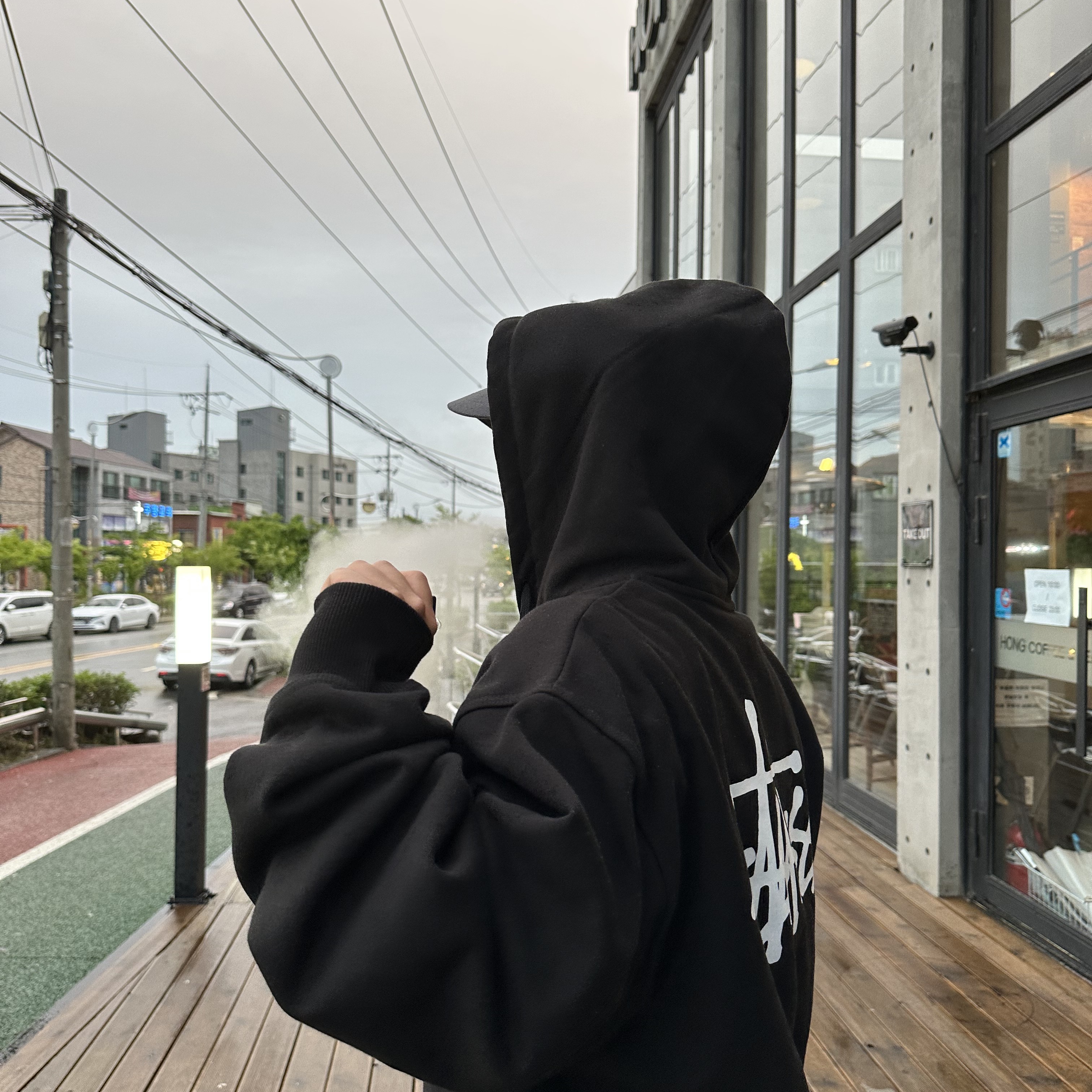 스투시 베이직 스투시 후드 집업 블랙 2023, 스투시 베이직 스투시 후드 집업 블랙 2022 착용 스타일 - 2