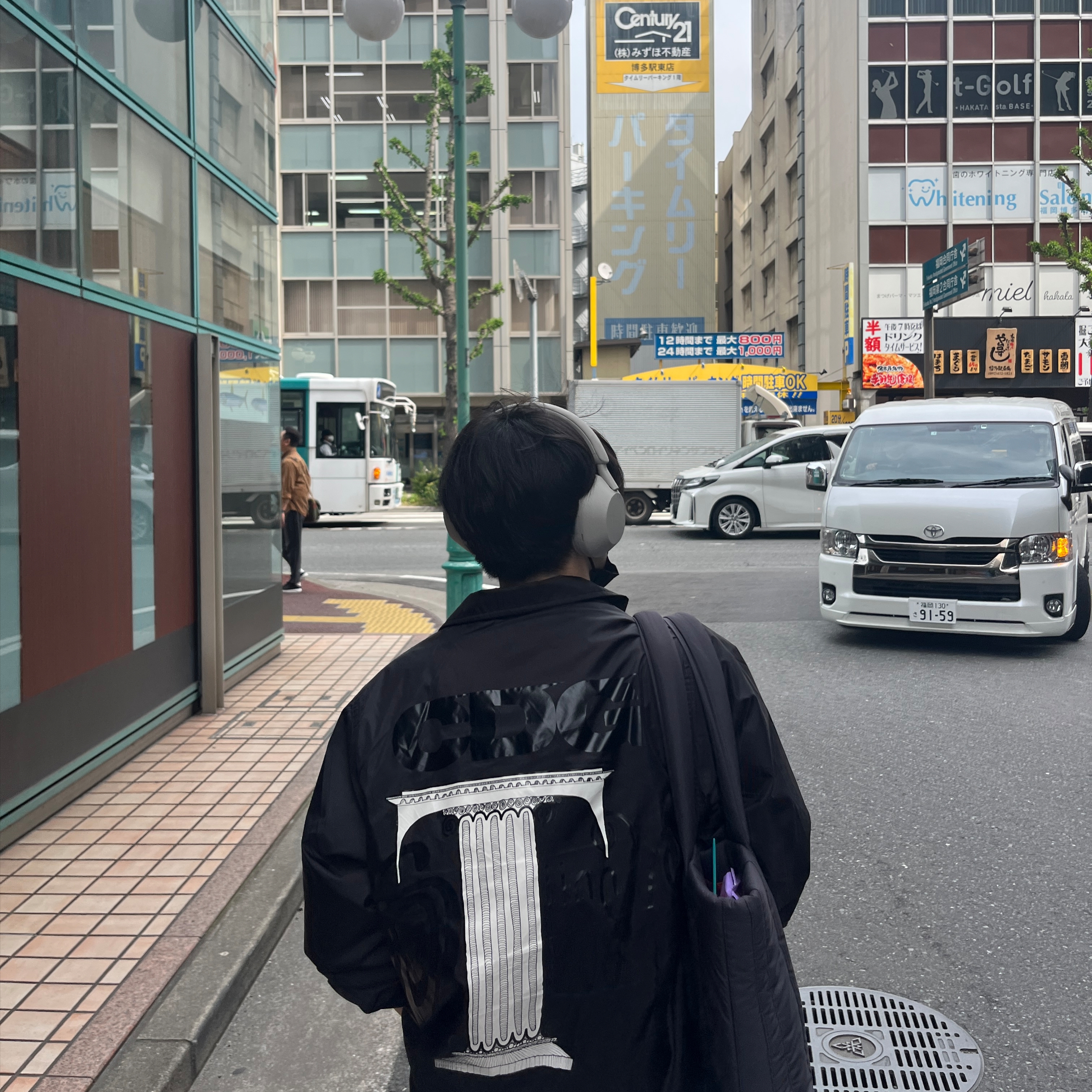 CDG x Stussy Coach Jacket Black, Maison Kitsune x Laneige Padded Bag Navy 착용 스타일