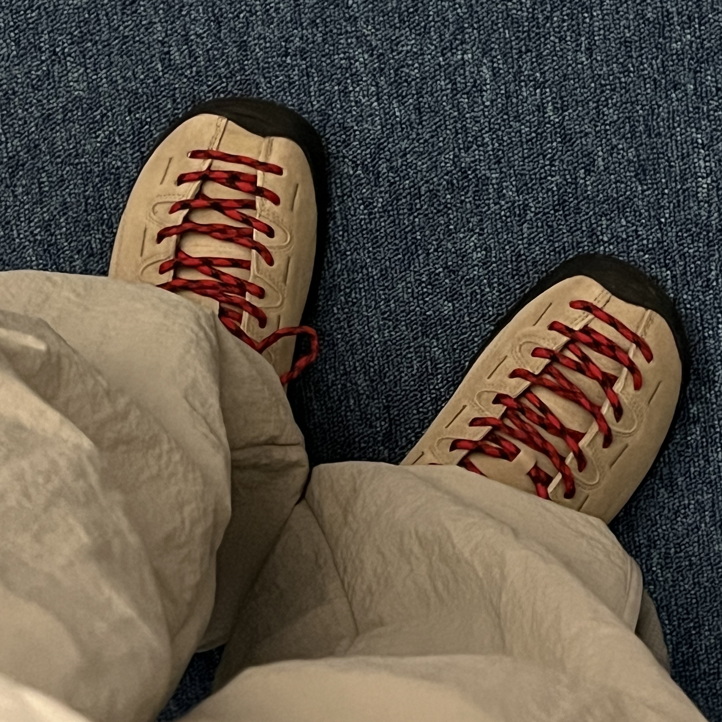 Keen Jasper Suede Sneakers Silver Mink 착용 스타일