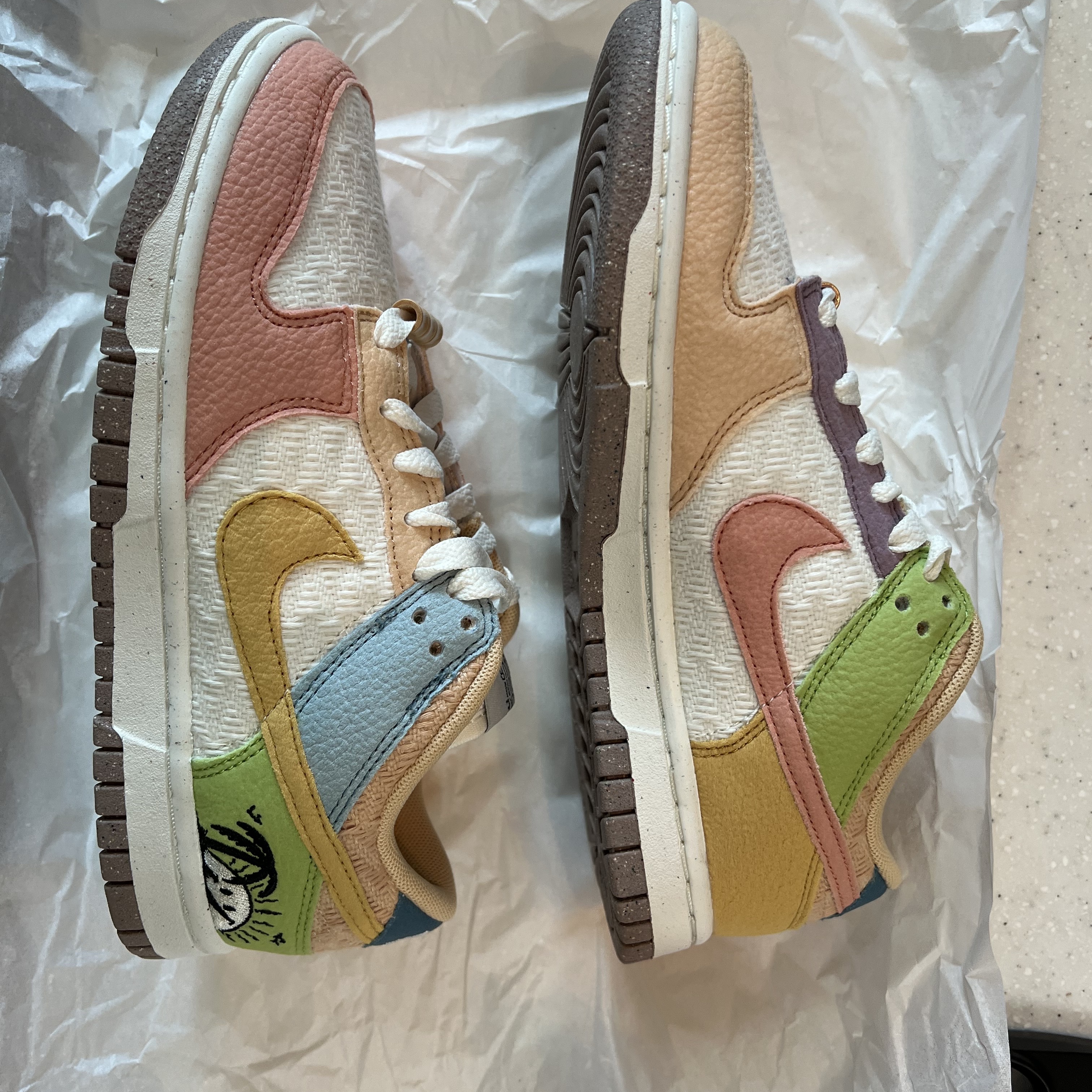 (W) Nike Dunk Low SE Sun Club Sanded Gold 착용 스타일