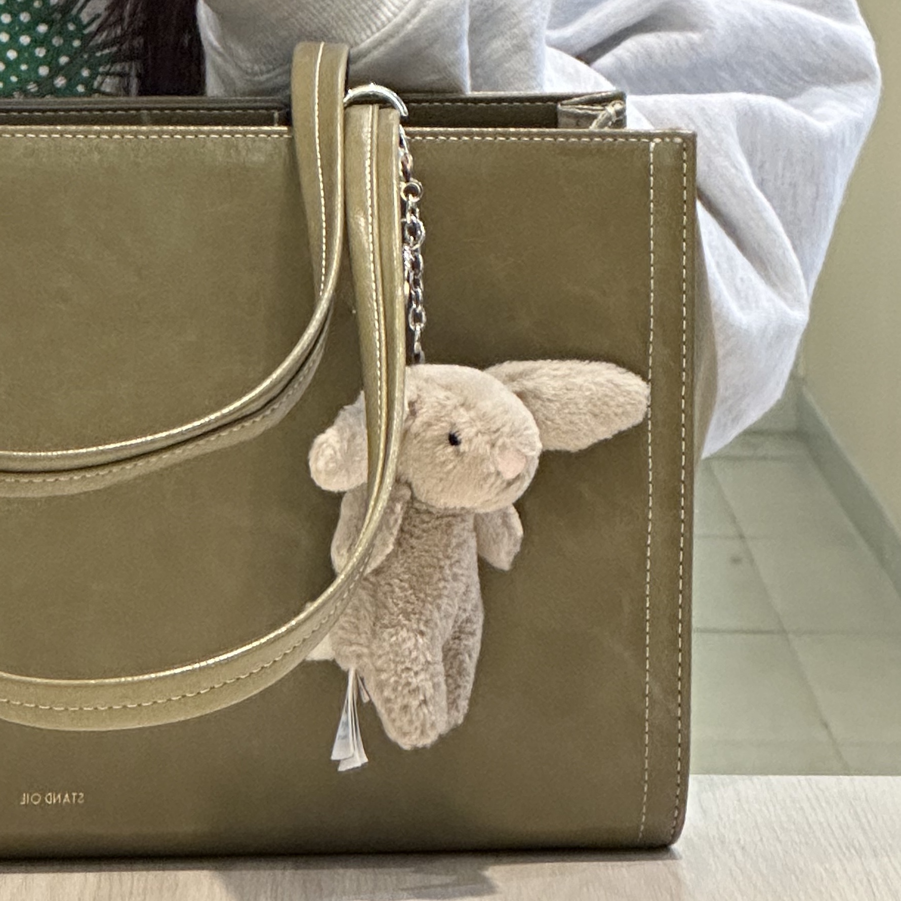 Jellycat Bashful Bunny Bag Charm Beige 착용 스타일