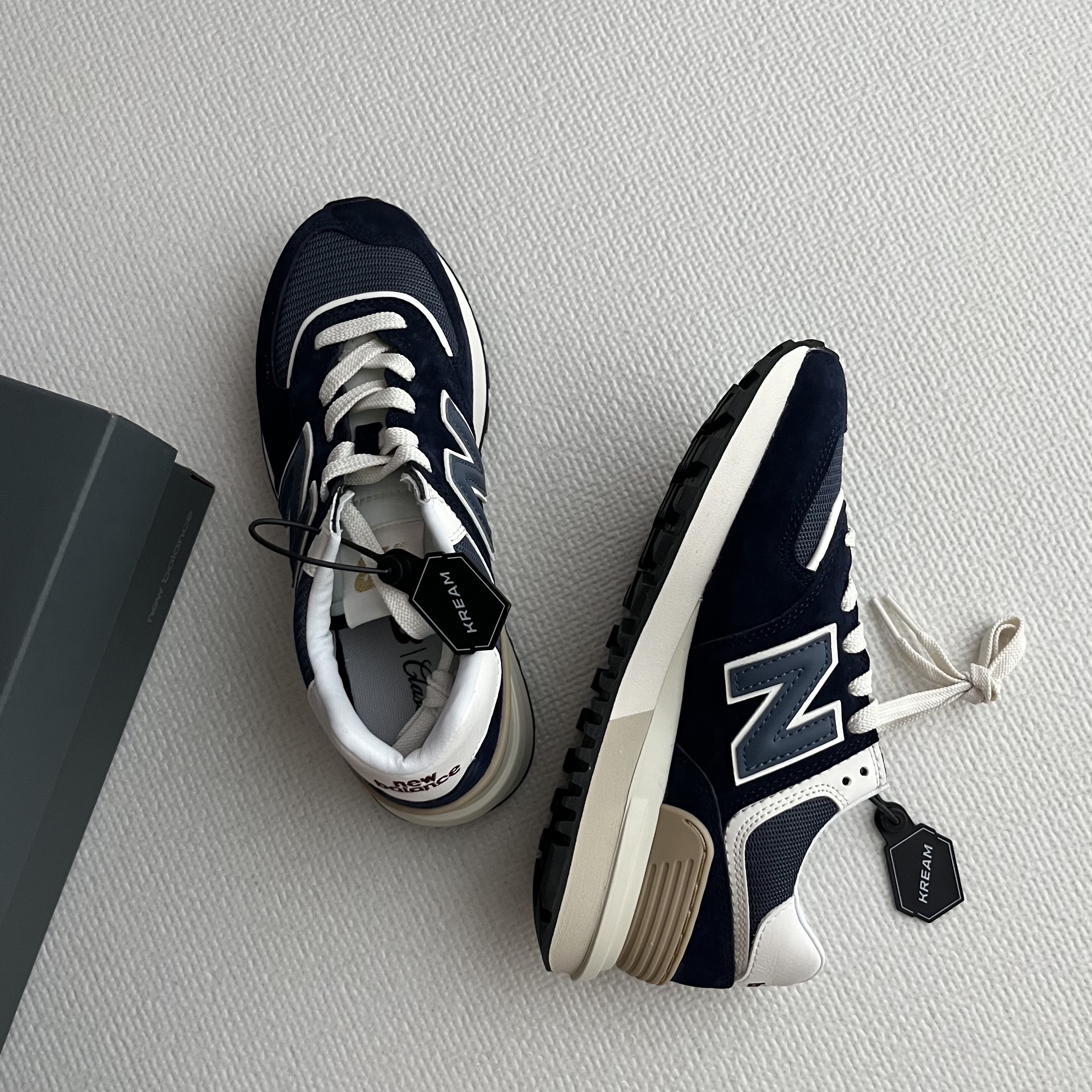 New Balance 574 Legacy Navy 착용 스타일 - 2
