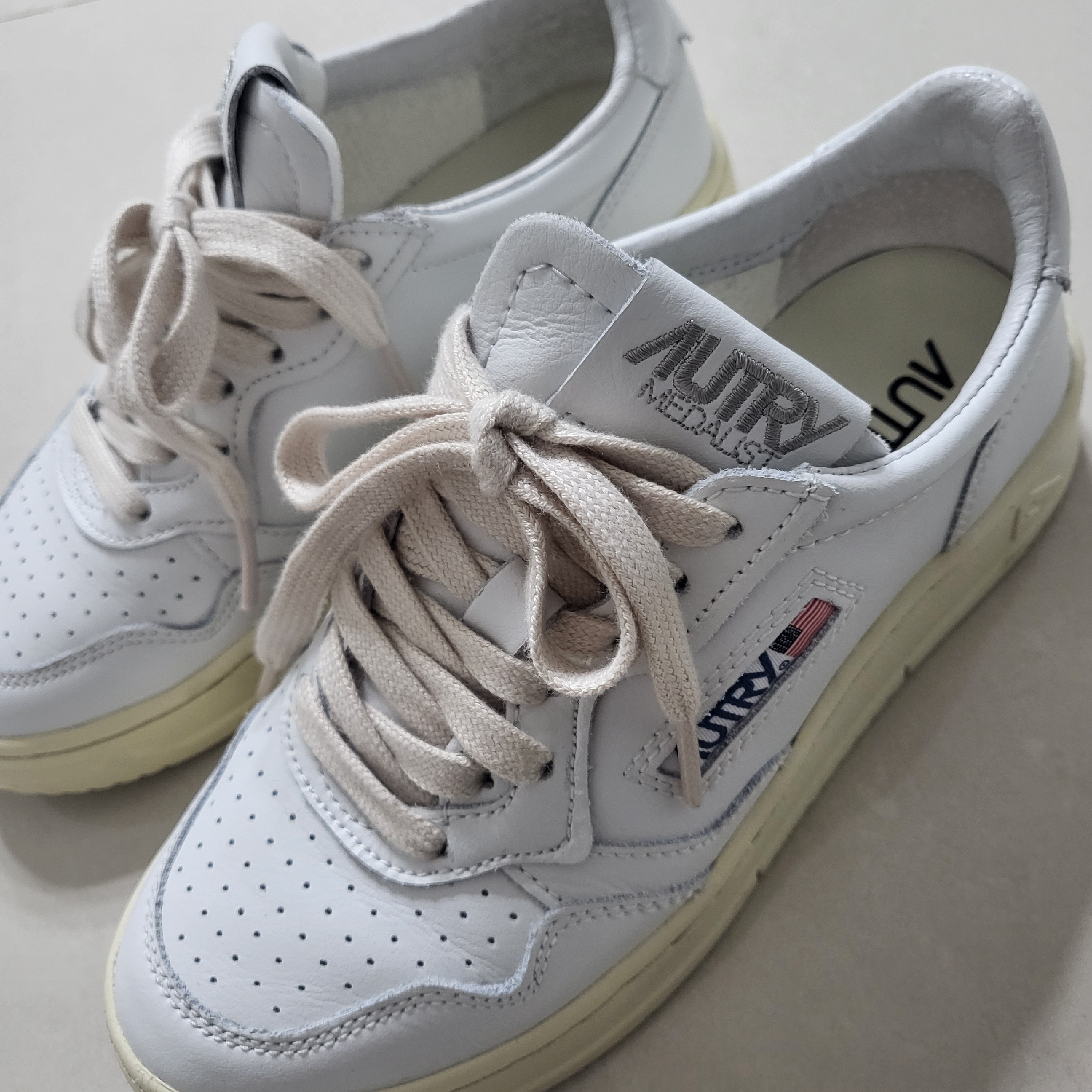 (W) Autry Medalist Low Leather Sneakers White 착용 스타일