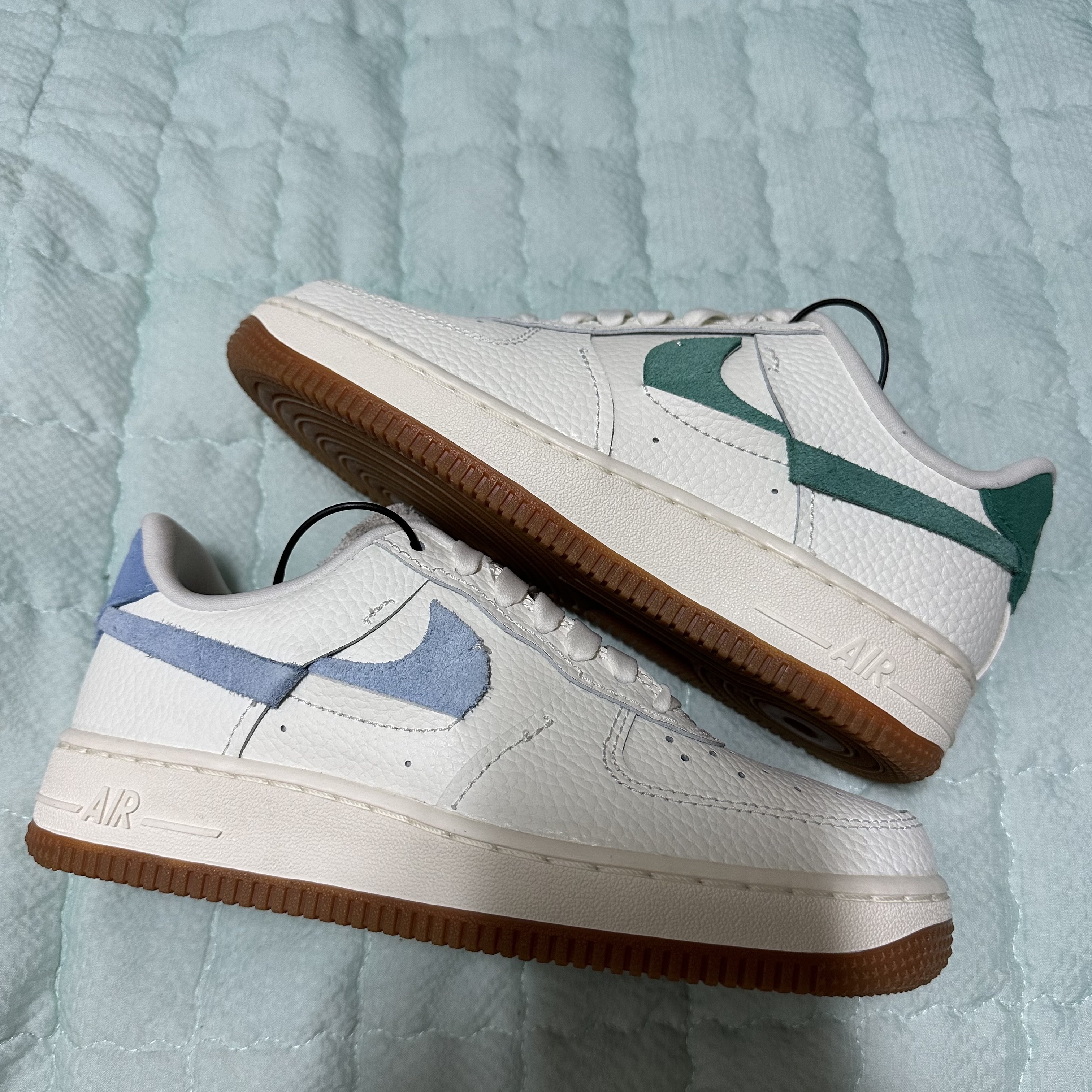 (W) Nike Air Force 1 Vandalized Sail Mystic Green 착용 스타일 - 1