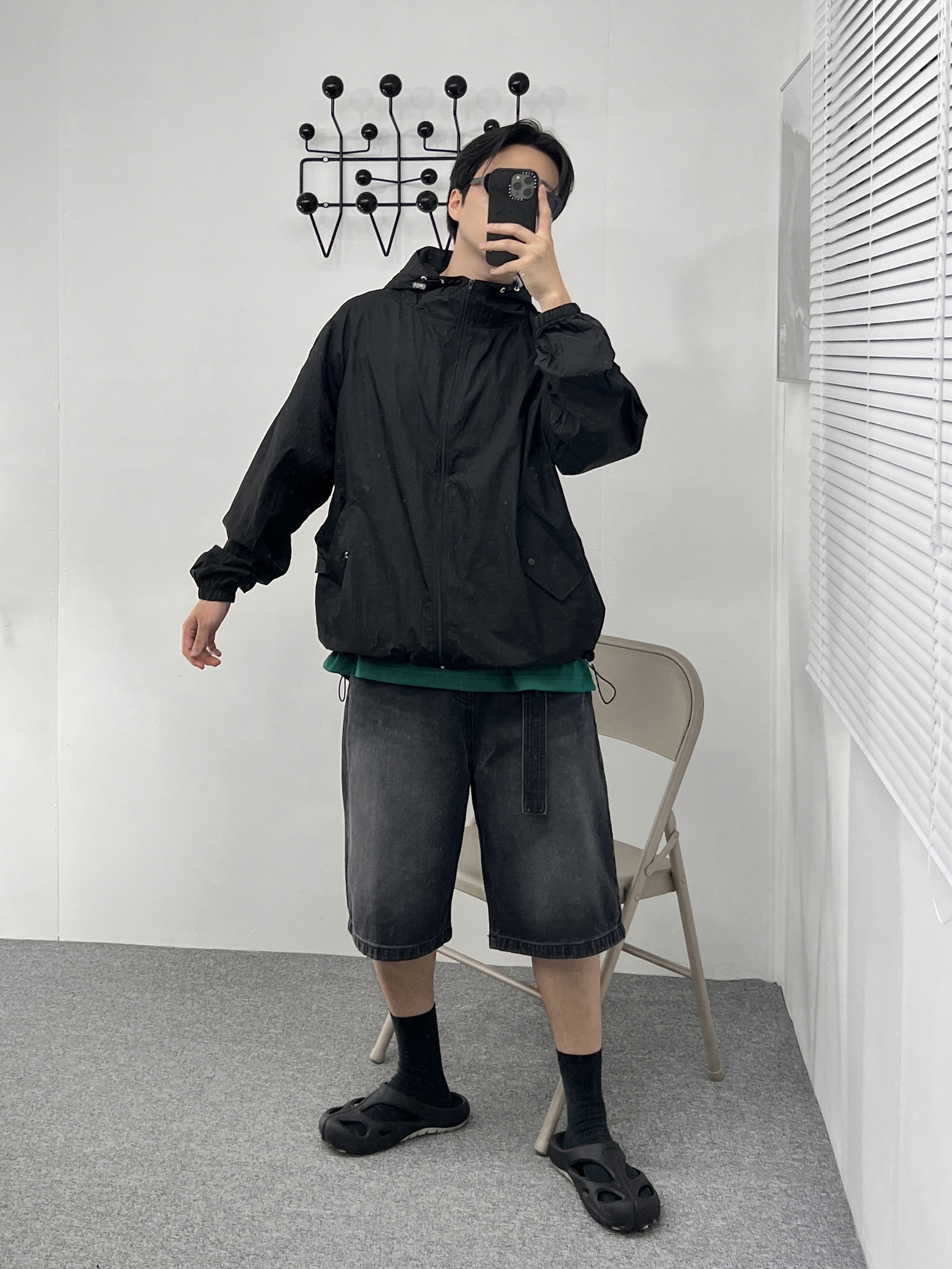 Keen Shanti Black Dawn Blue, Casetify x IAB Studio iPhone Black Logo Impact Case Black 착용 스타일 - 3