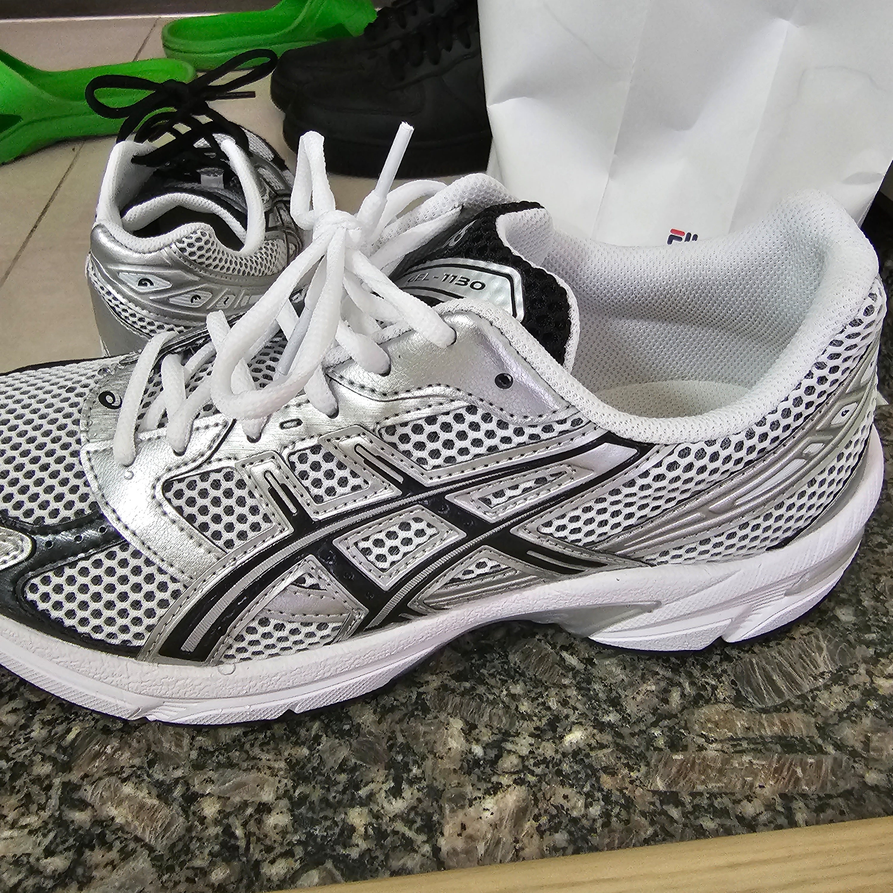 Asics Gel-1130 White Black 착용 스타일 - 2
