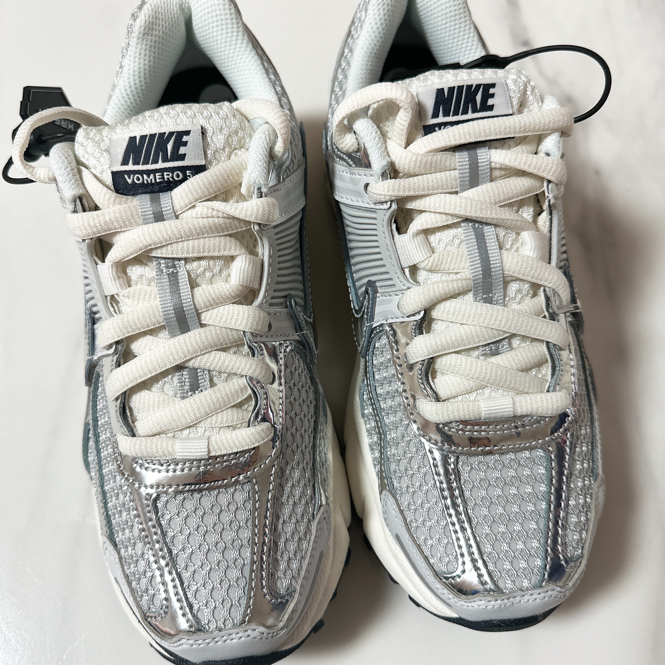 (W) Nike Zoom Vomero 5 Photon Dust and Metallic Silver 착용 스타일 - 3