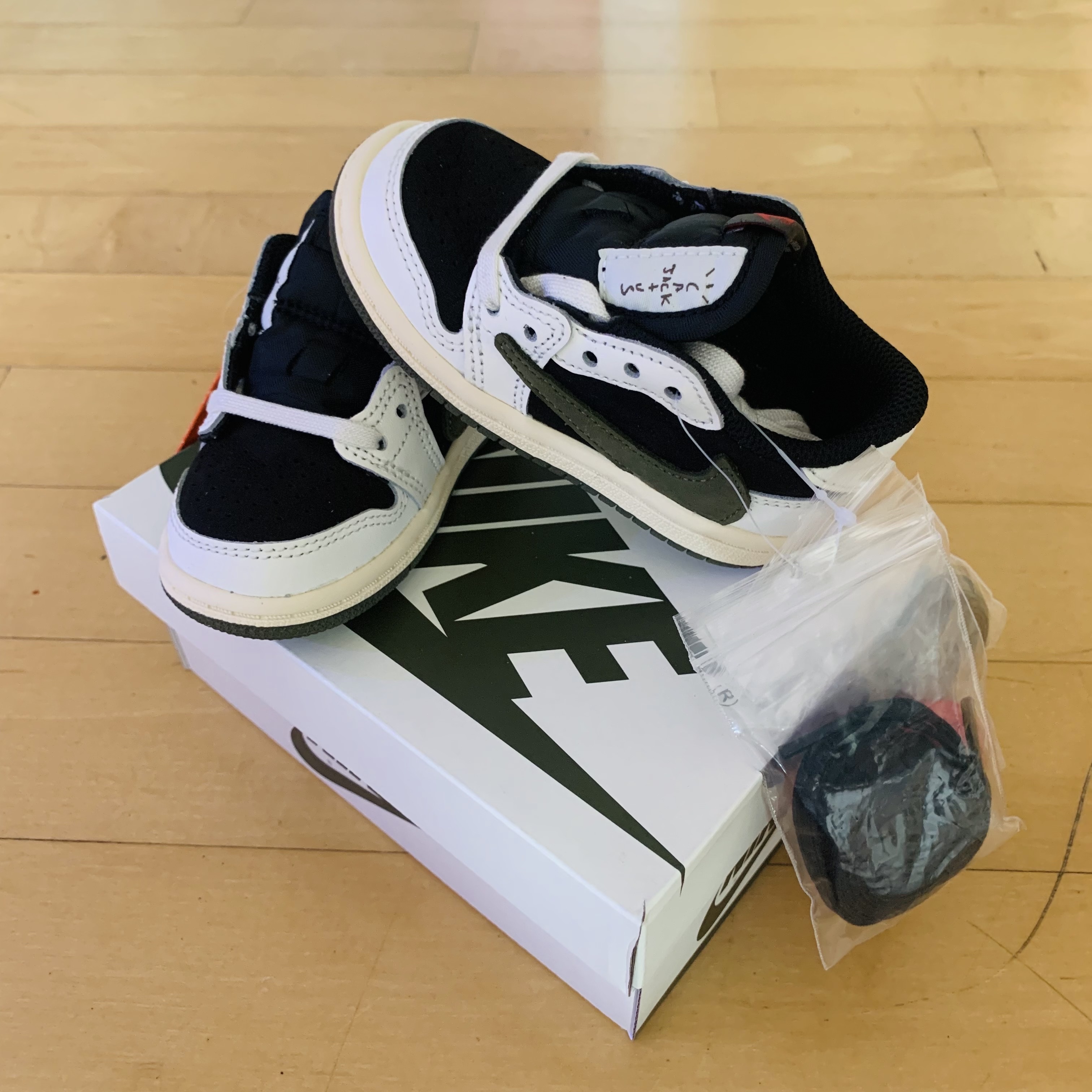 (TD) Jordan 1 x Travis Scott Retro Low OG SP Medium Olive 착용 스타일 - 1