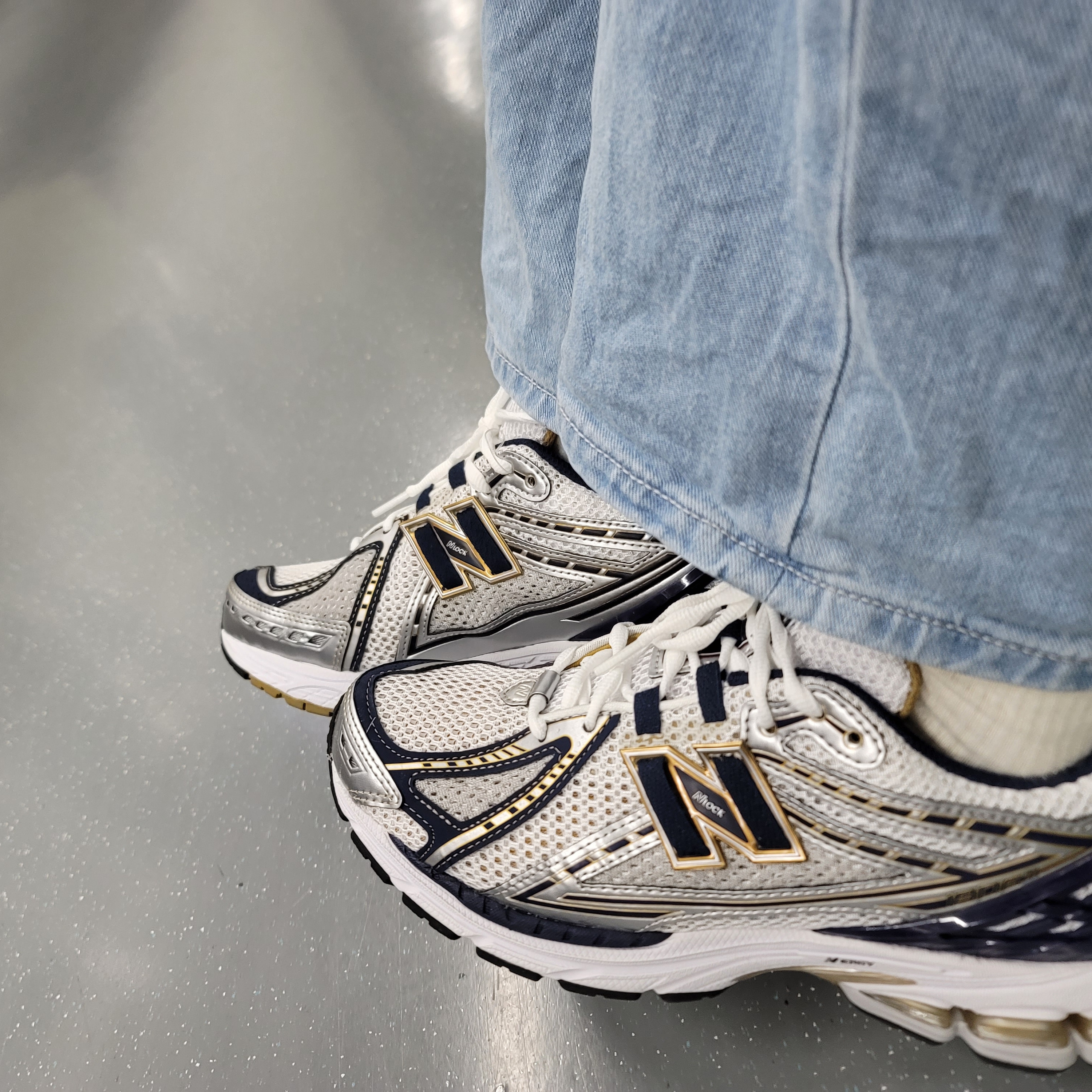 New Balance 1906R White Navy Gold 착용 스타일 - 1
