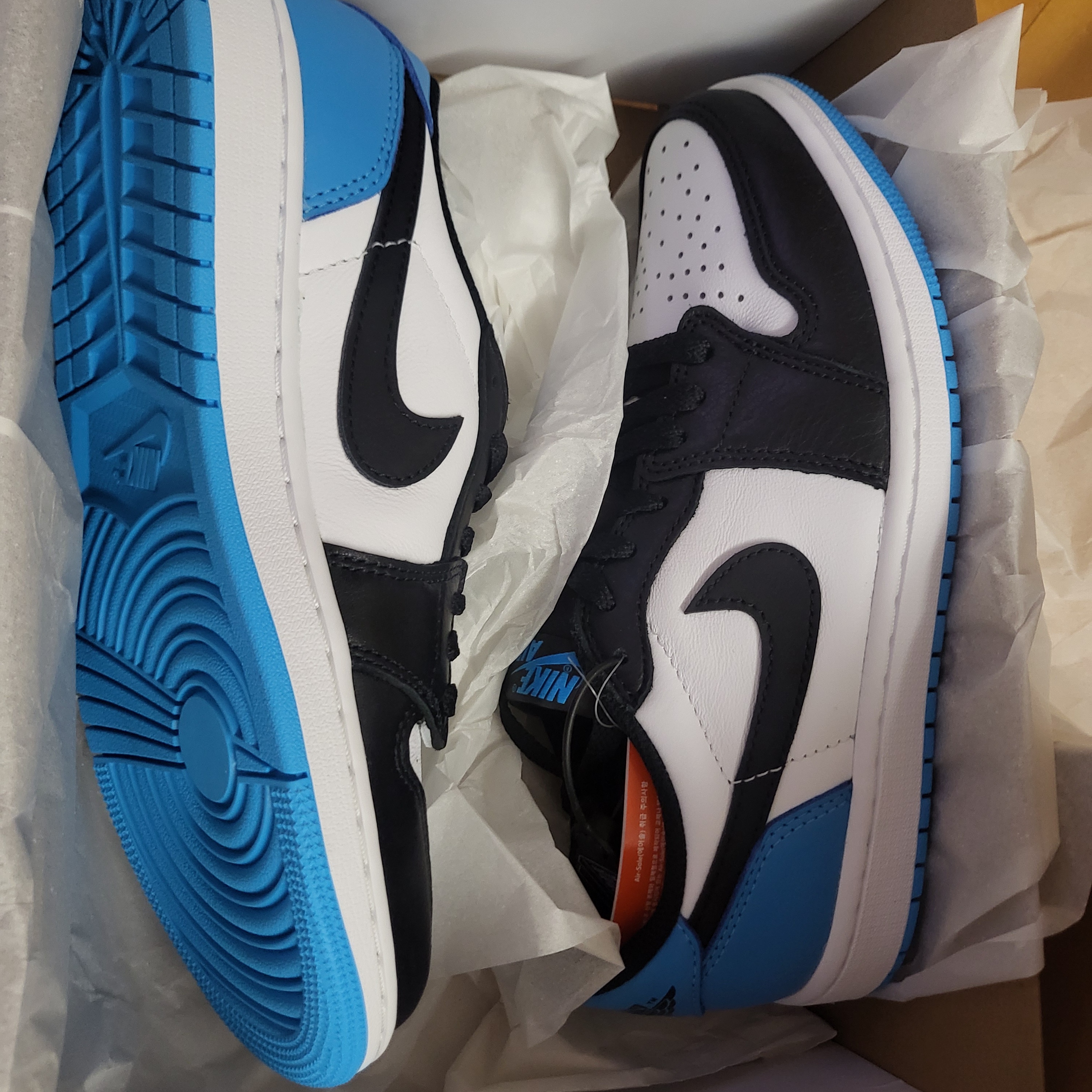 Jordan 1 Retro Low OG Black and Dark Powder Blue 착용 스타일
