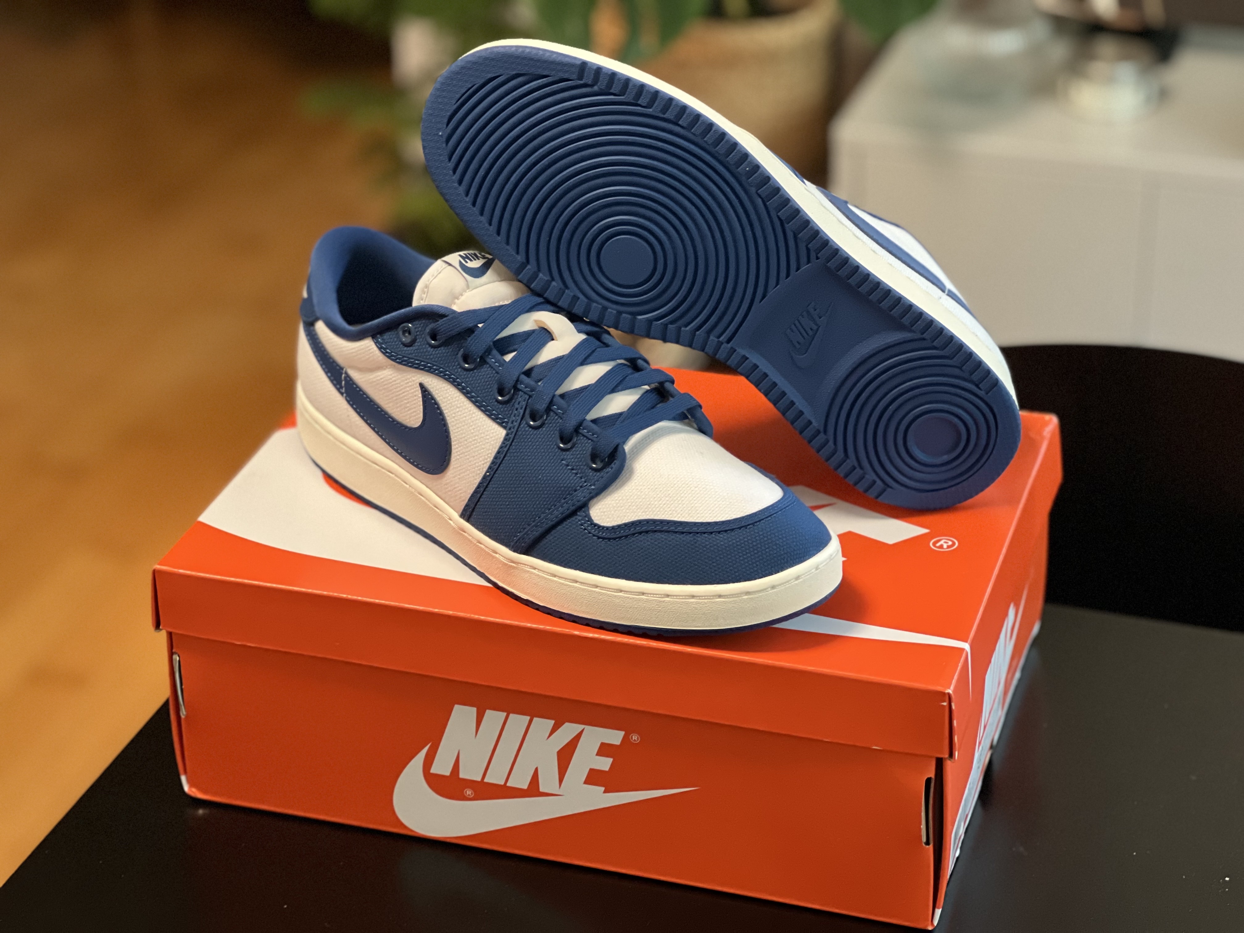 Jordan 1 KO Low White Dark Royal Blue 착용 스타일 - 1