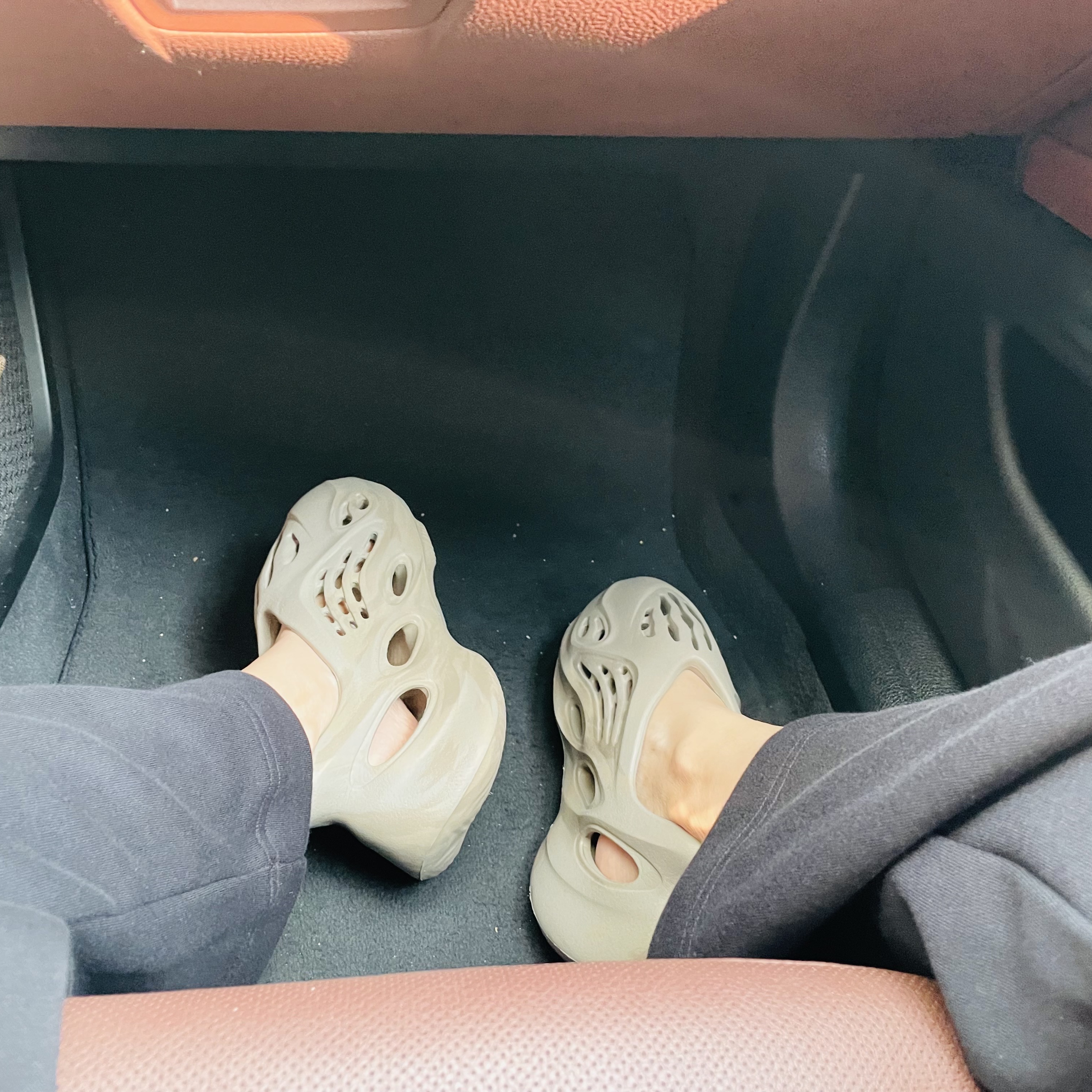 Adidas Yeezy Foam RNNR Stone Sage 착용 스타일