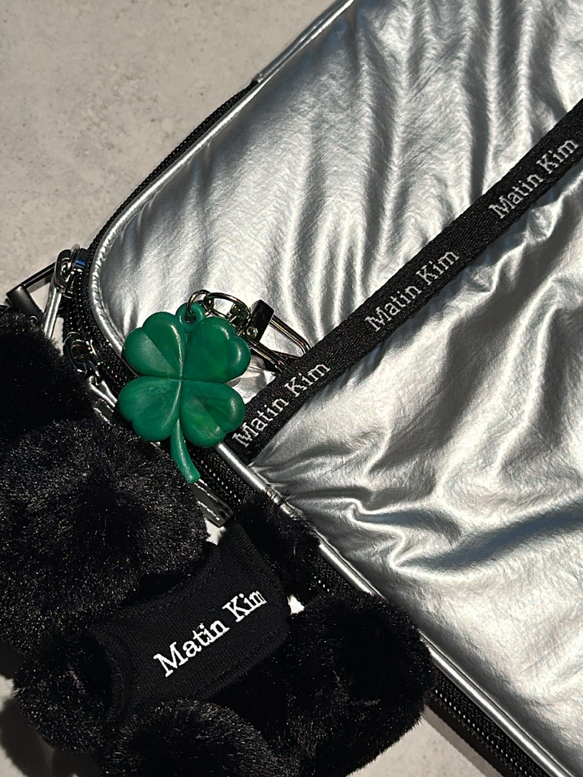 Matin Kim Black Bunny Toy Keyring Black, Matin Kim Glossy Smart Clutch Bag Silver 착용 스타일 - 1