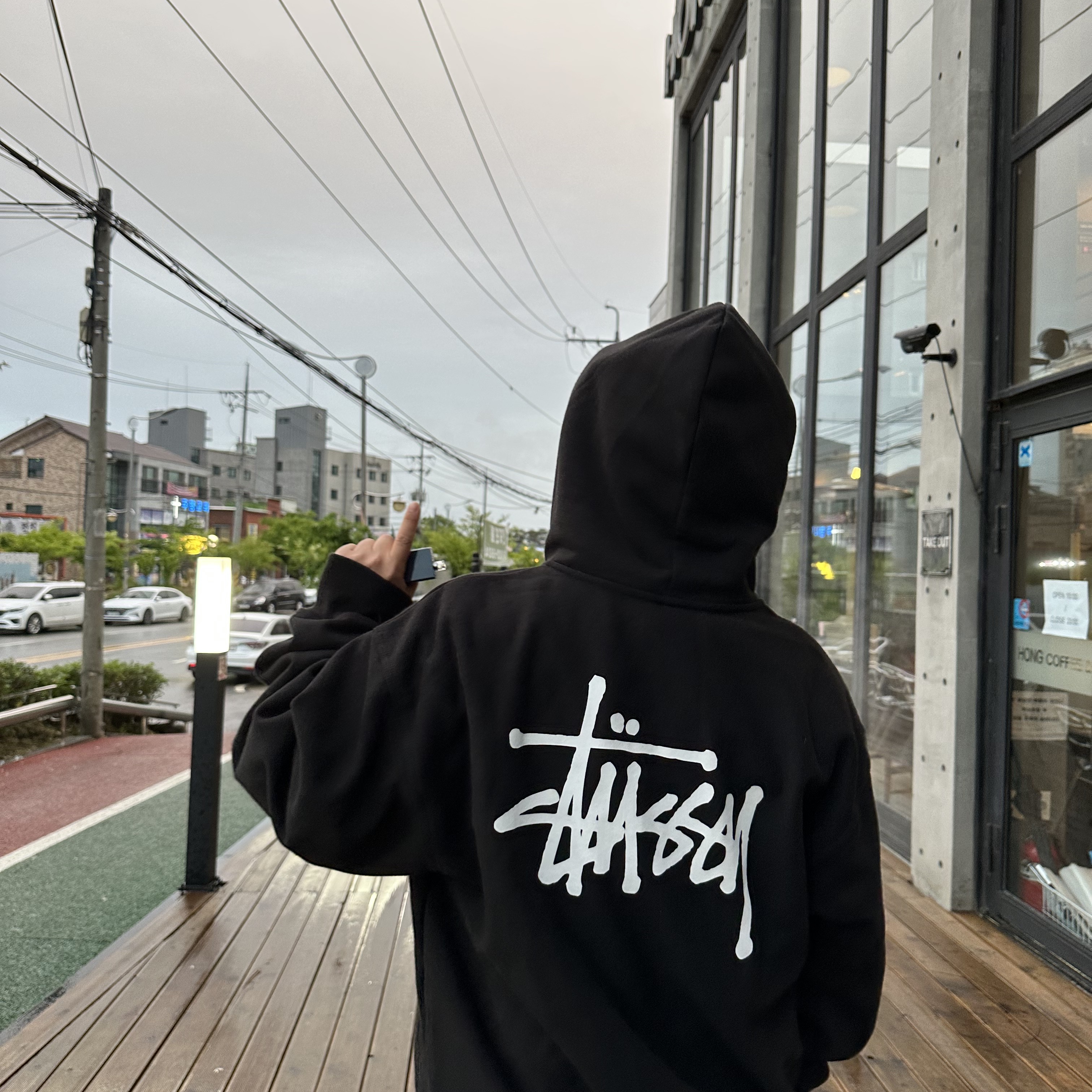 스투시 베이직 스투시 후드 집업 블랙 2023, 스투시 베이직 스투시 후드 집업 블랙 2022 착용 스타일 - 1