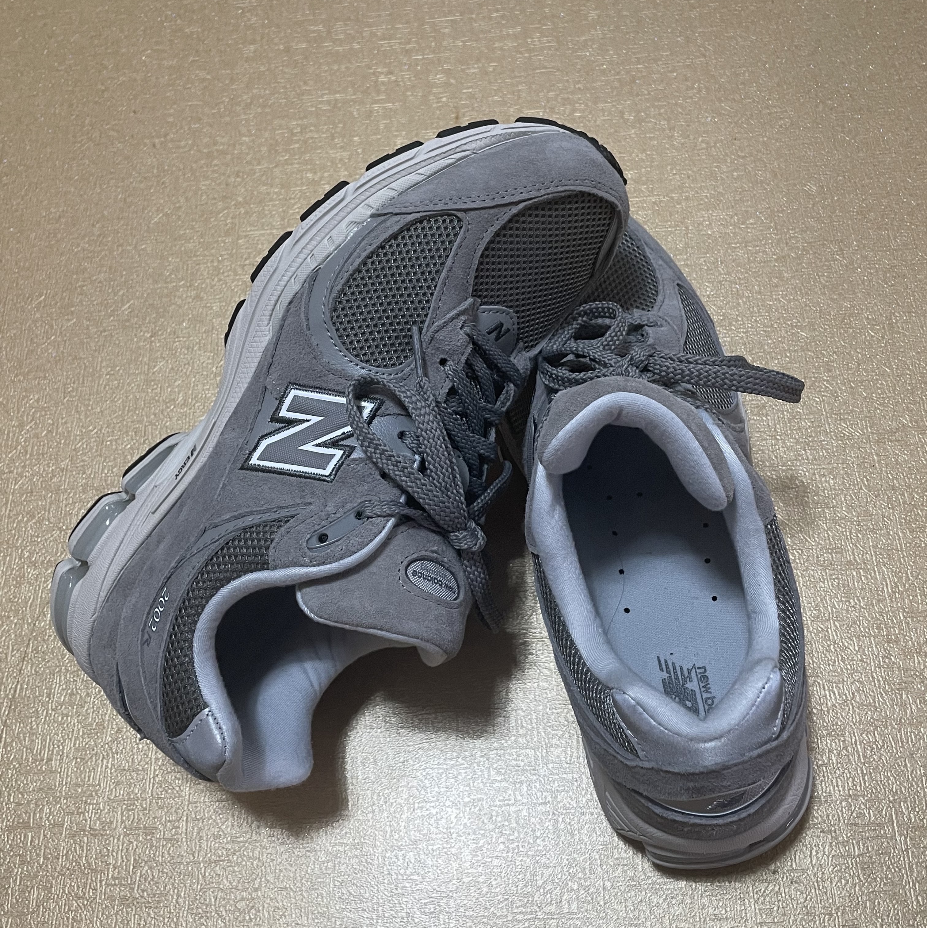 New Balance 2002R Grey 착용 스타일