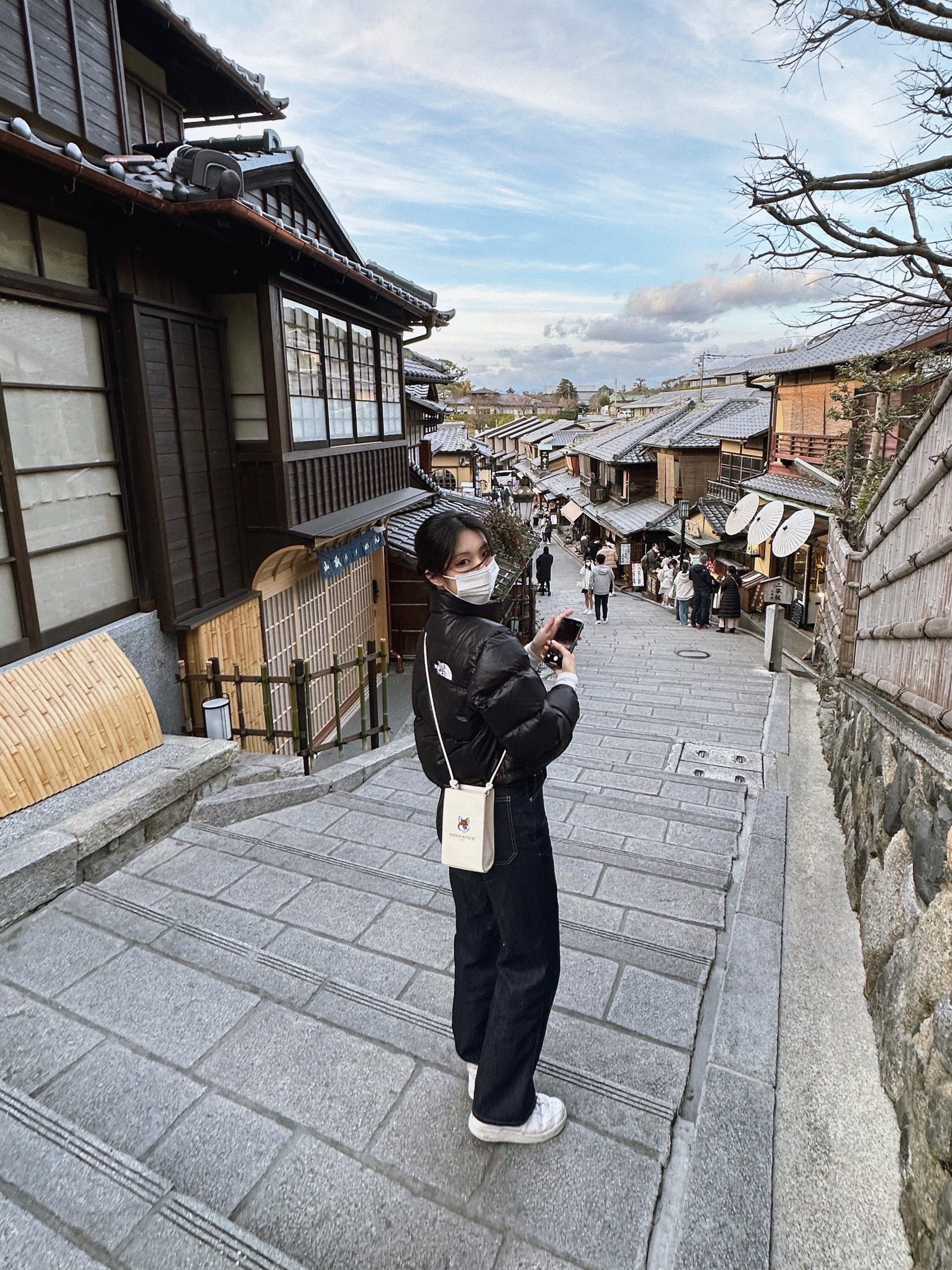 (W) The North Face Nuptse Short Jacket TNF Black, Maison Kitsune x Laneige Crossbody Bag 착용 스타일 - 4