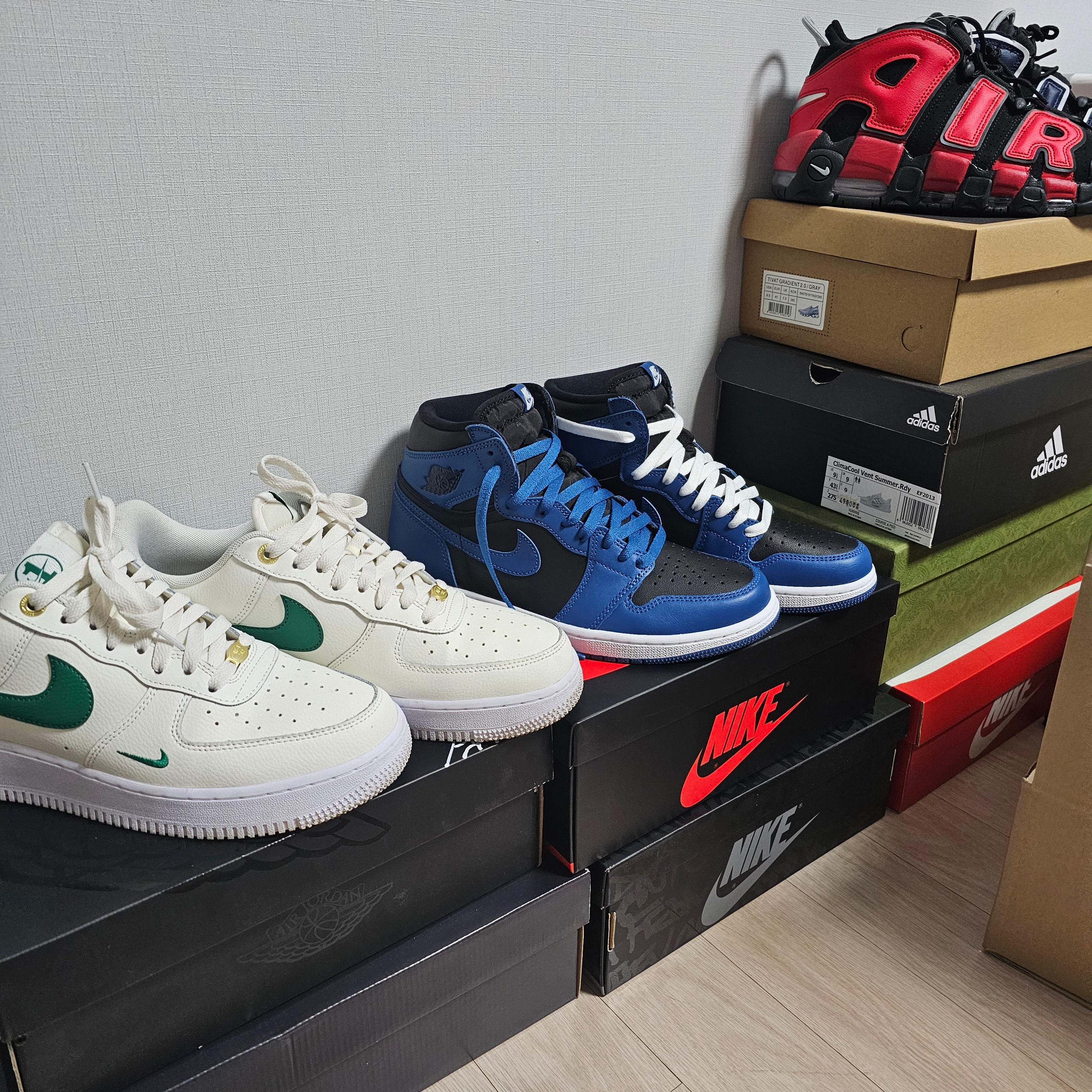 Jordan 1 Retro High OG Dark Marina Blue, Nike Air Force 1 '07 LV8 40th Anniversary Join Forces Sail Malachite 착용 스타일 - 2