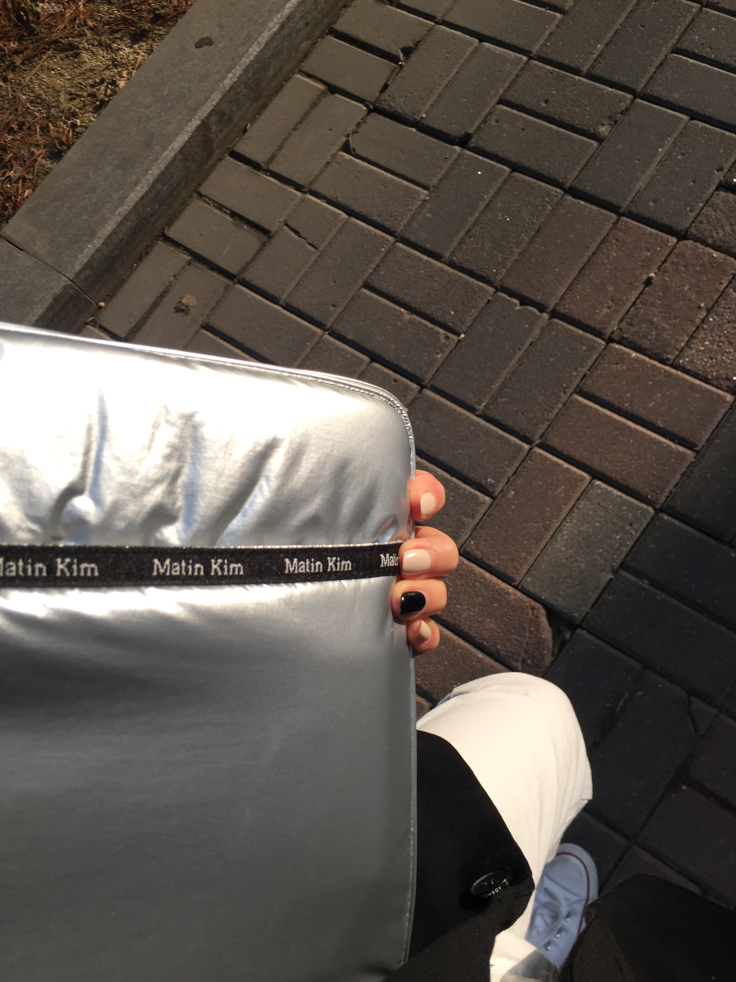 Matin Kim Black Bunny Toy Keyring Black, Matin Kim Glossy Smart Clutch Bag Silver 착용 스타일 - 2