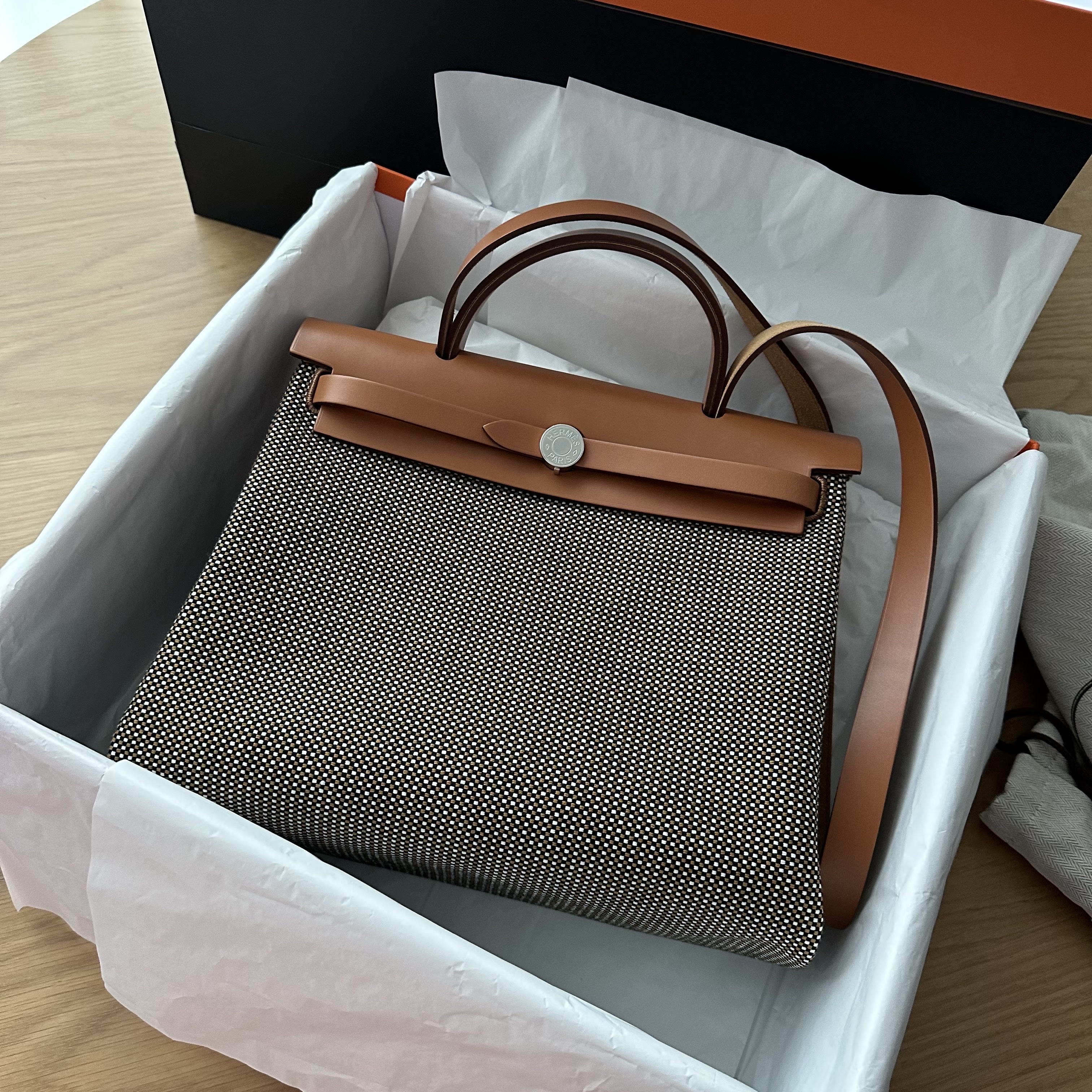 Hermes Herbag Zip 31 Bag Retourne Viking Quadrille Canvas & Palladium Noir Blanc Naturel Sable 착용 스타일