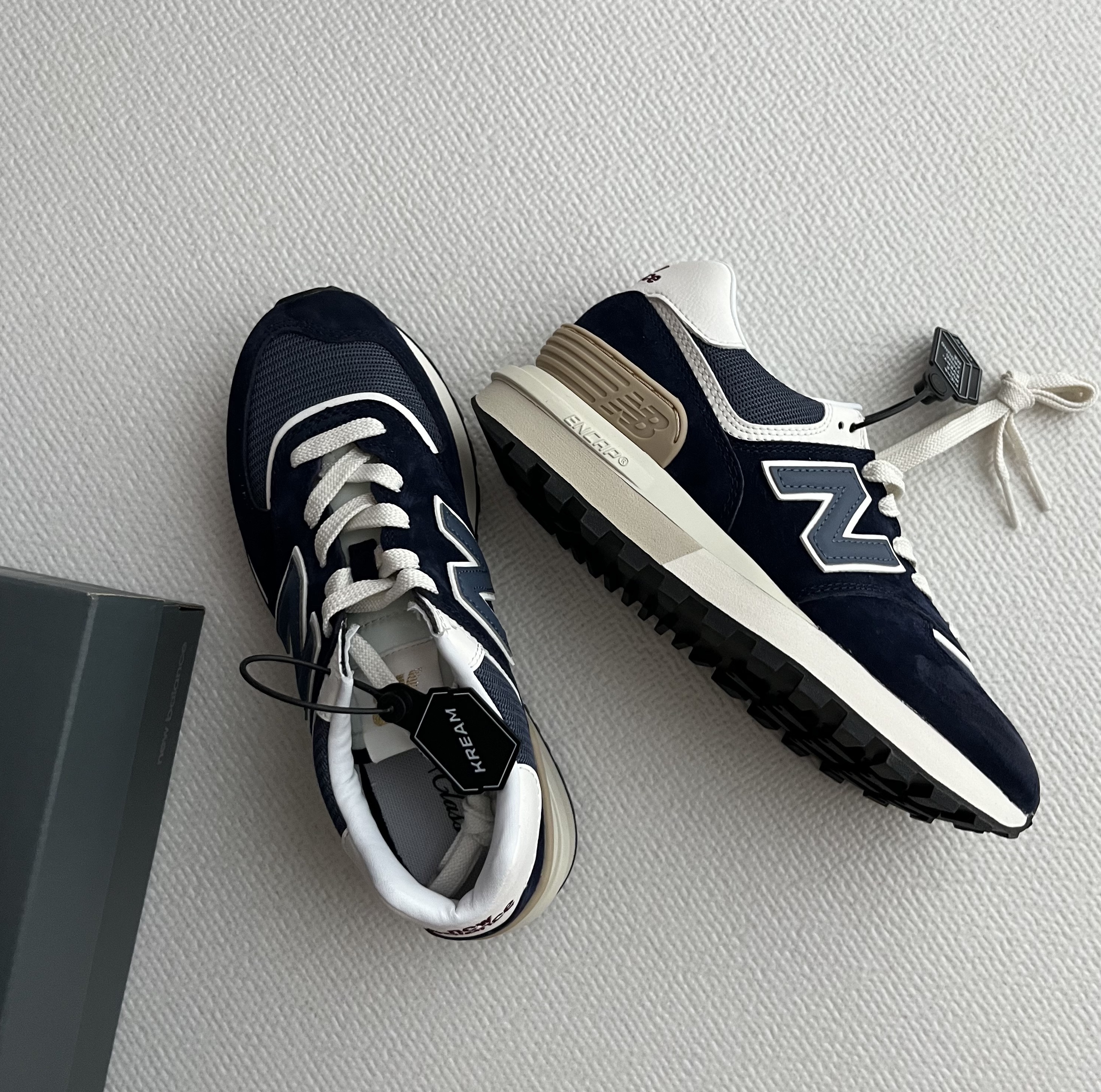 New Balance 574 Legacy Navy 착용 스타일 - 1
