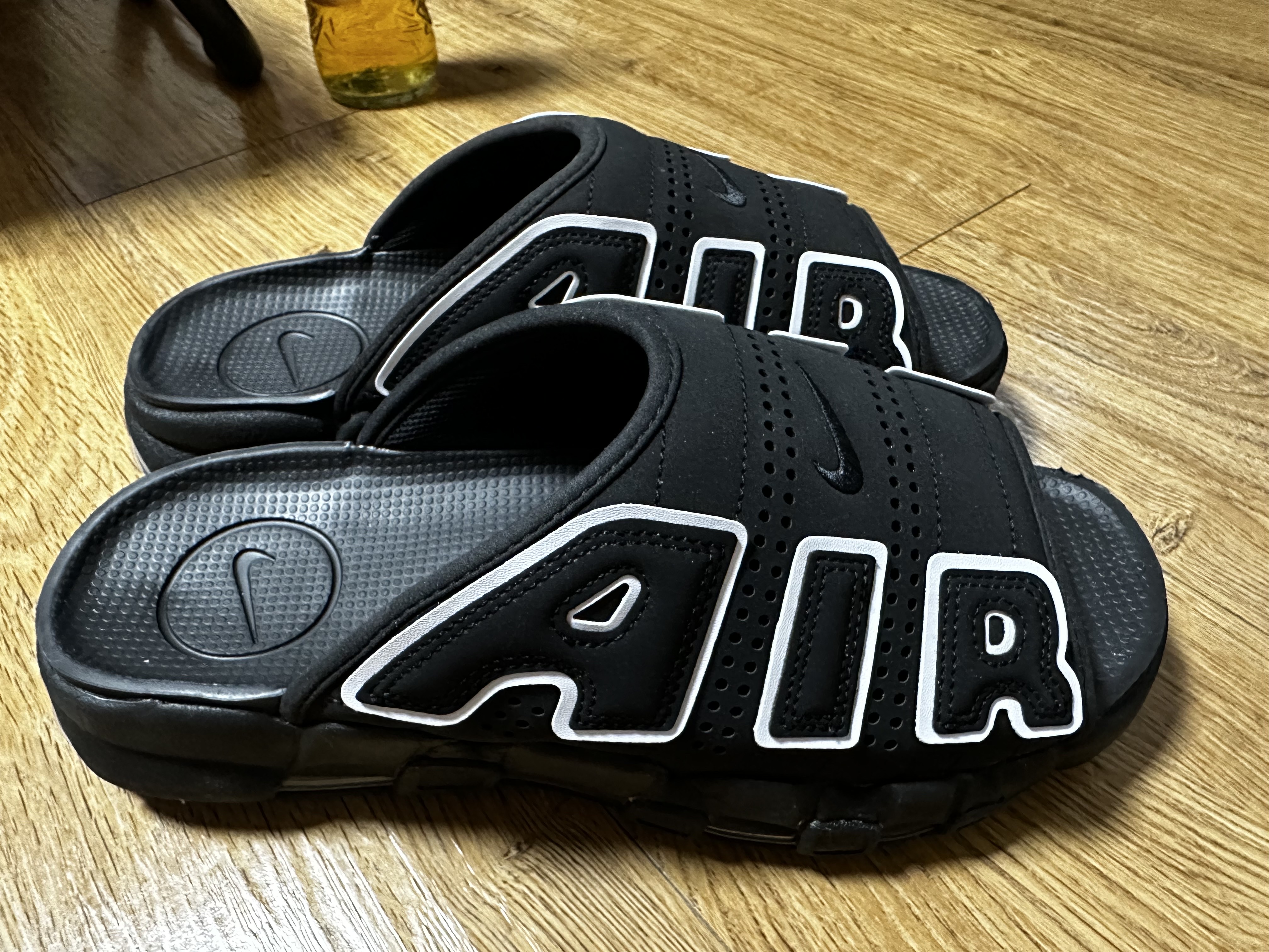 Nike Air More Uptempo Slide Black White 착용 스타일 - 1