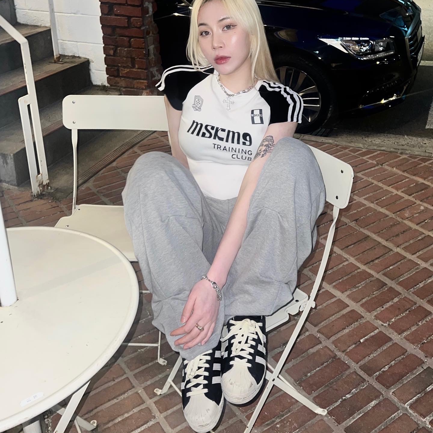 Adidas Superstar 82 Black White 착용 스타일 - 1