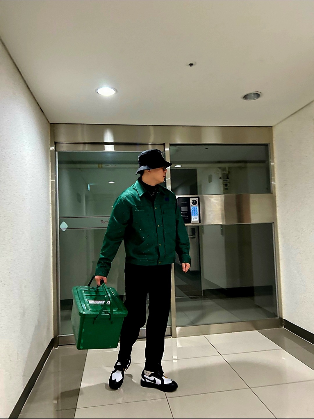 Nike x Peaceminusone Kwondo1 Black and White, Stussy SS Link Deep Bucket Hat Black 착용 스타일 - 2
