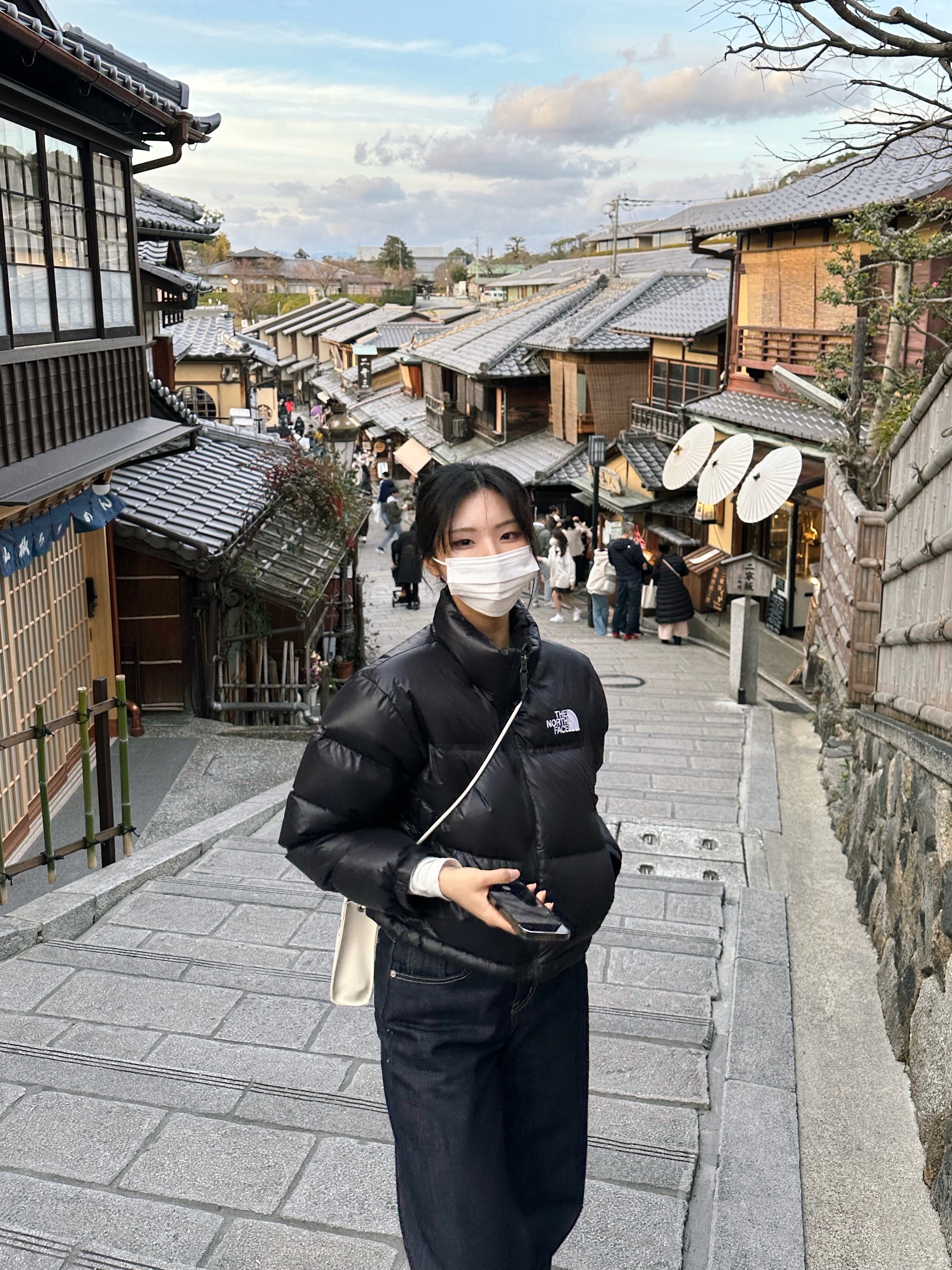 (W) The North Face Nuptse Short Jacket TNF Black, Maison Kitsune x Laneige Crossbody Bag 착용 스타일 - 2