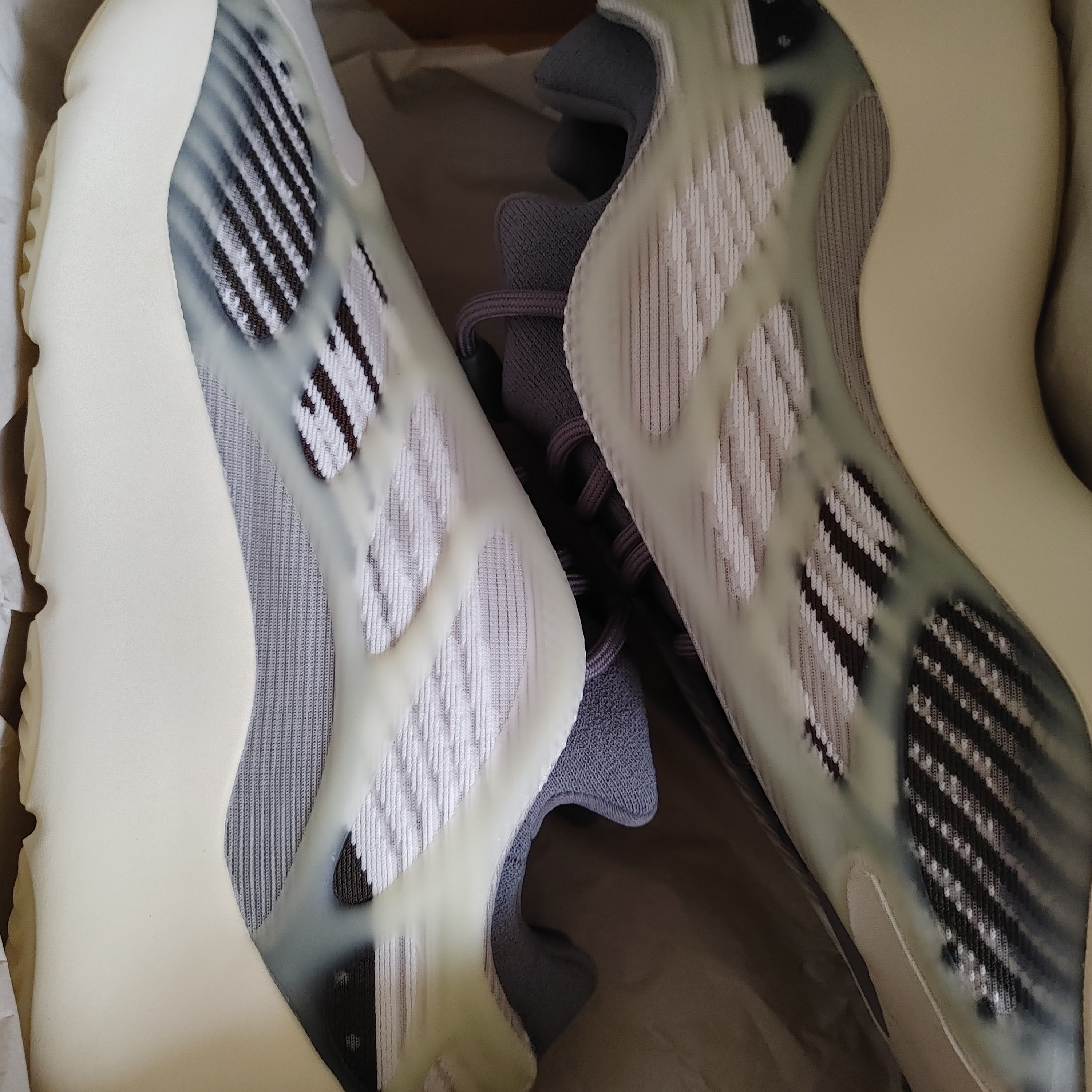 Adidas Yeezy 700 V3 Fade Salt 착용 스타일