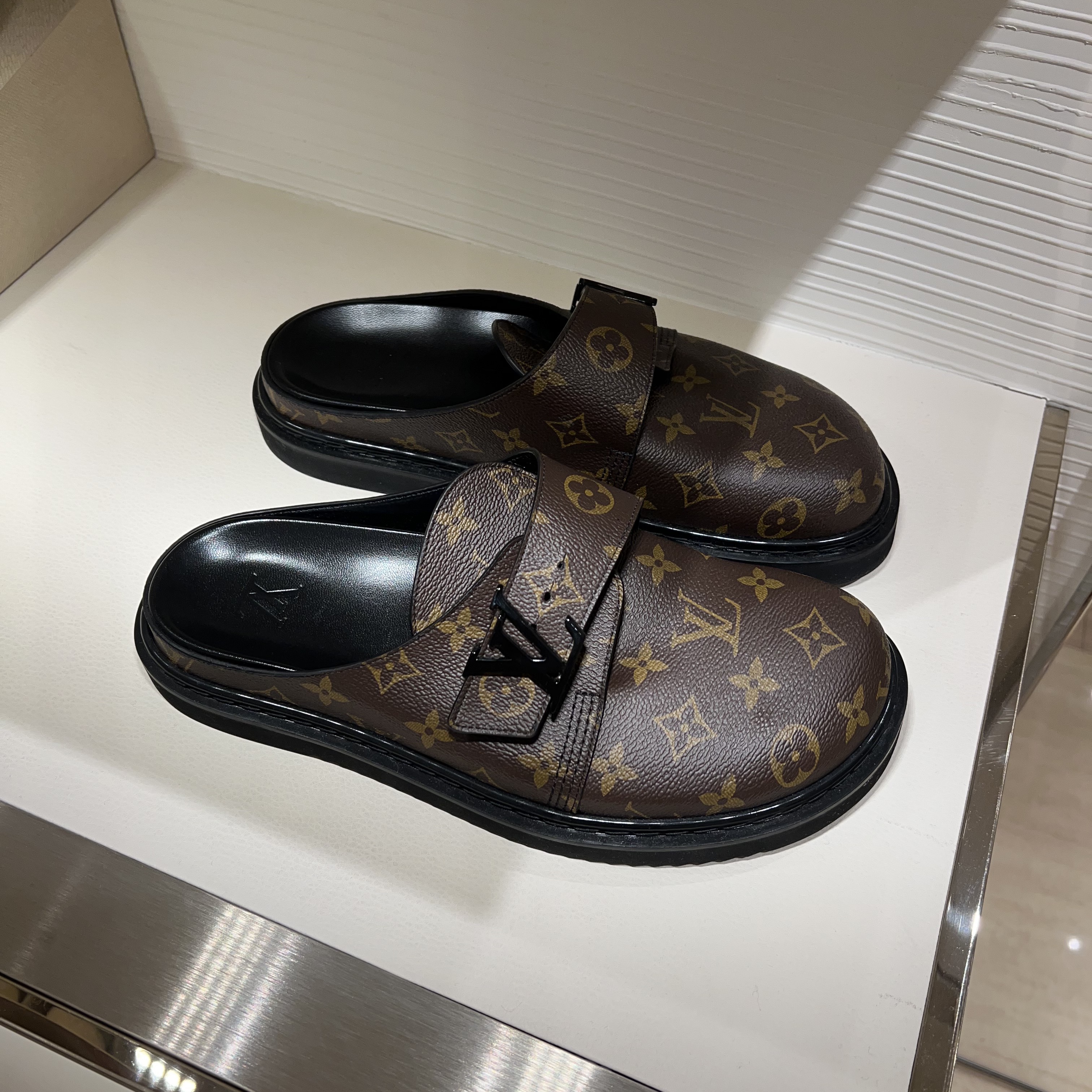 Louis Vuitton LV Easy Mule Monogram, Dior Overshirt Dior Oblique Cotton Knit Beige Navy Blue 착용 스타일 - 1
