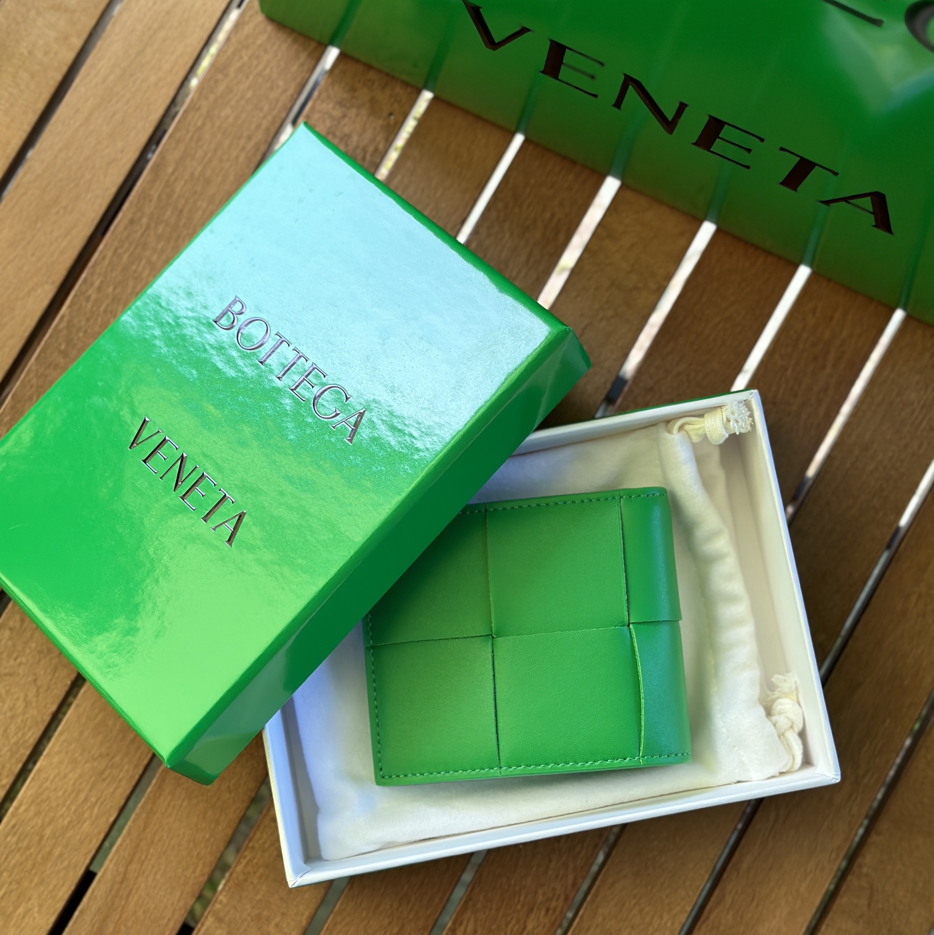 Bottega Veneta Bi-Fold Wallet Parakeet 착용 스타일
