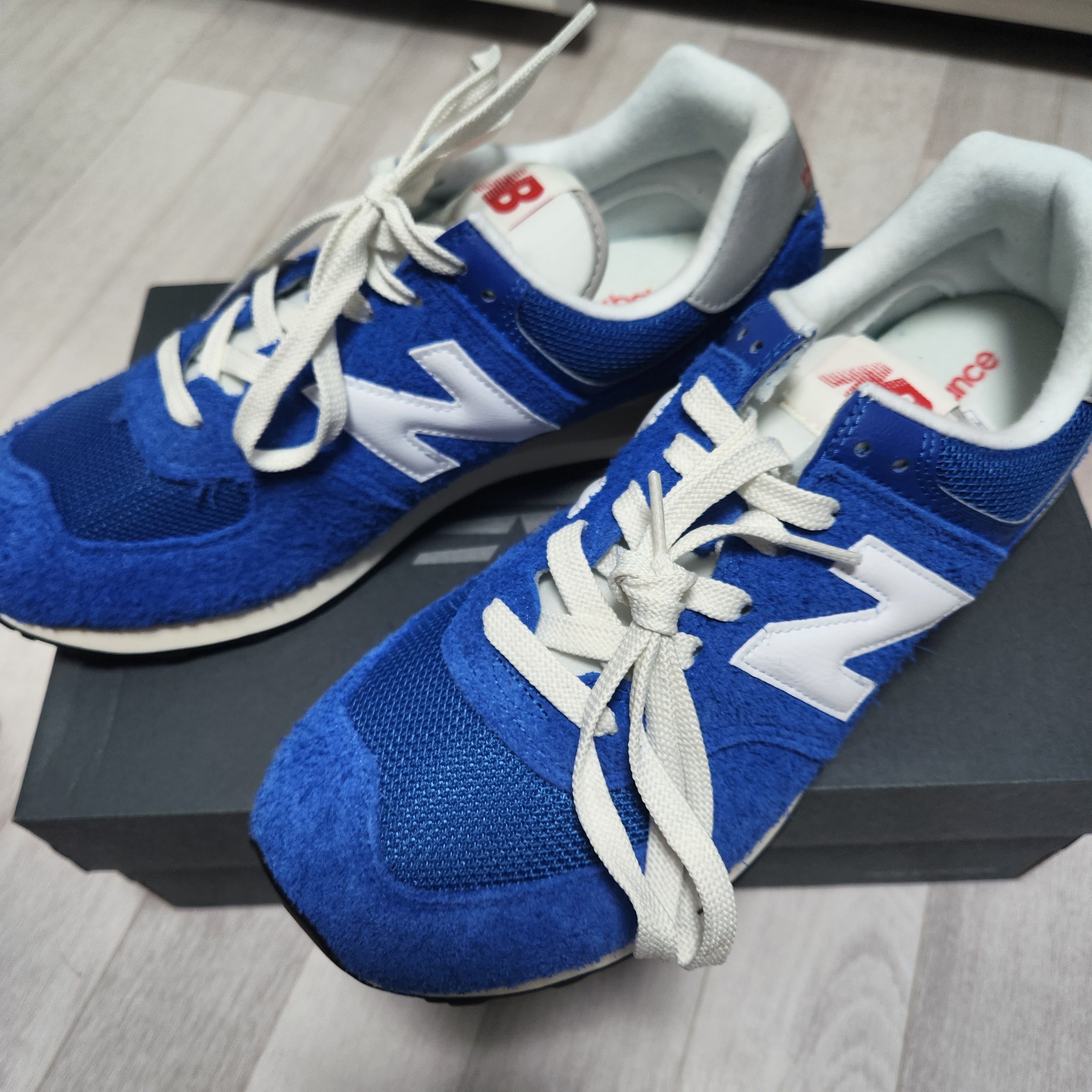 New Balance 574 Heritage Blue White 착용 스타일