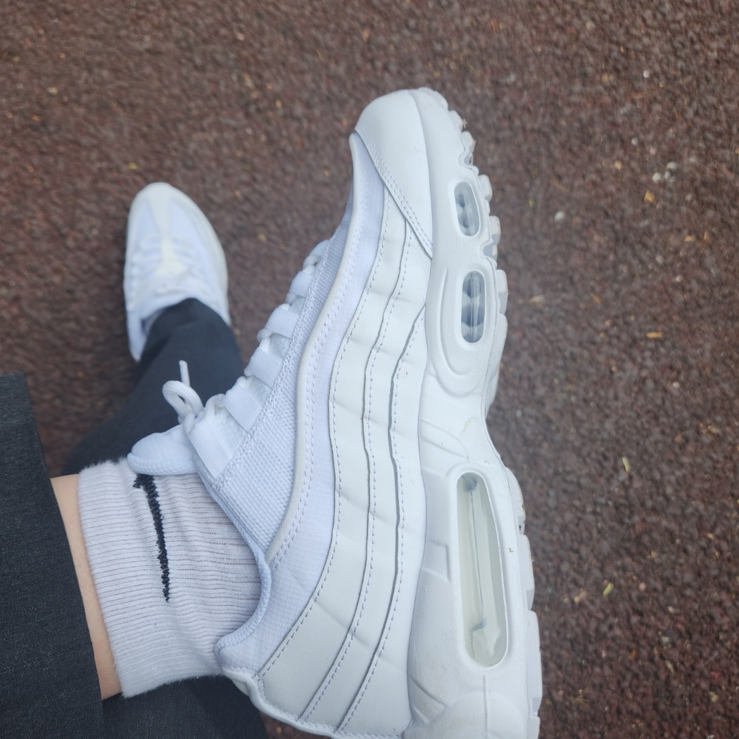 Nike Air Max 95 Essential Triple White 착용 스타일