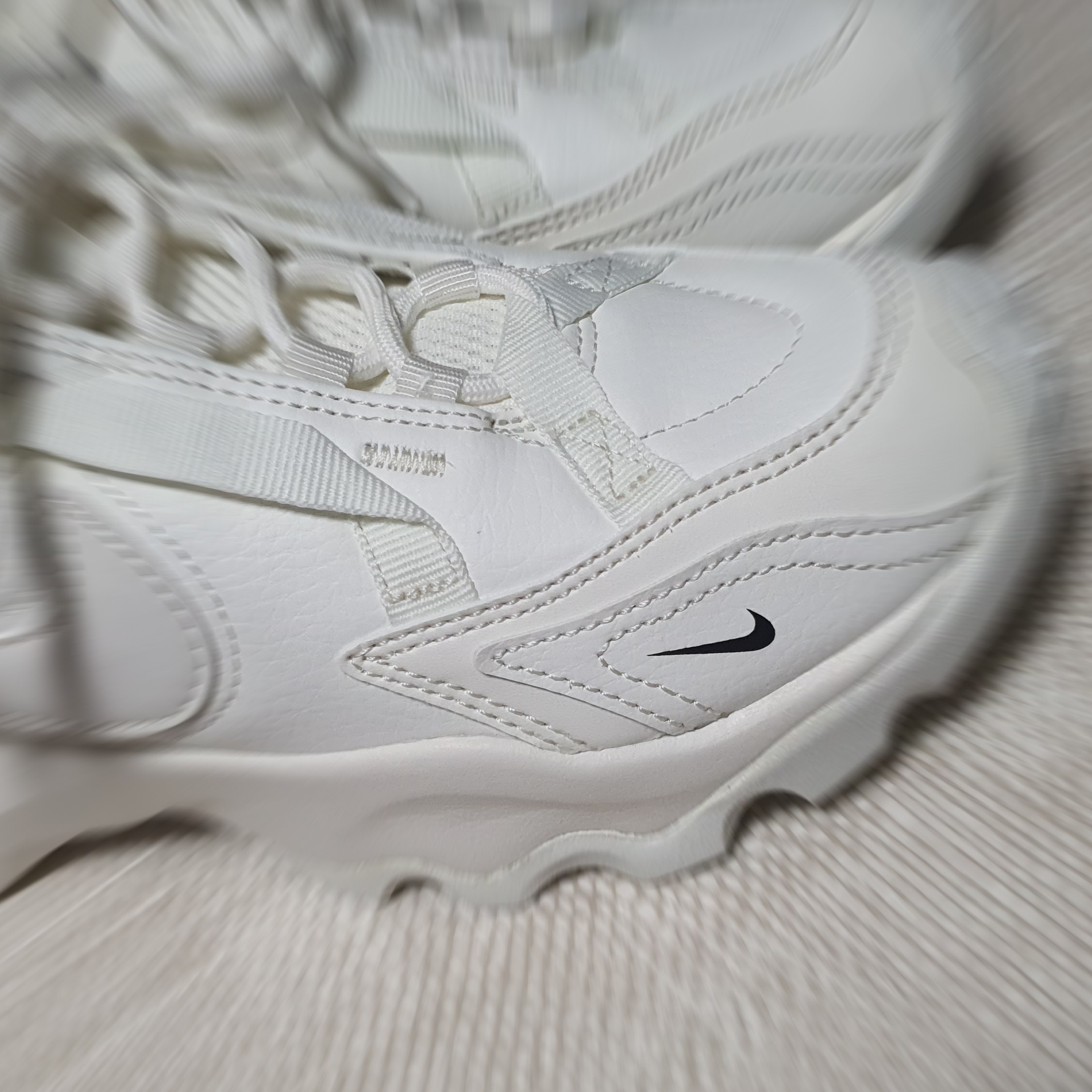 (W) Nike TC 7900 Summit White 착용 스타일 - 2