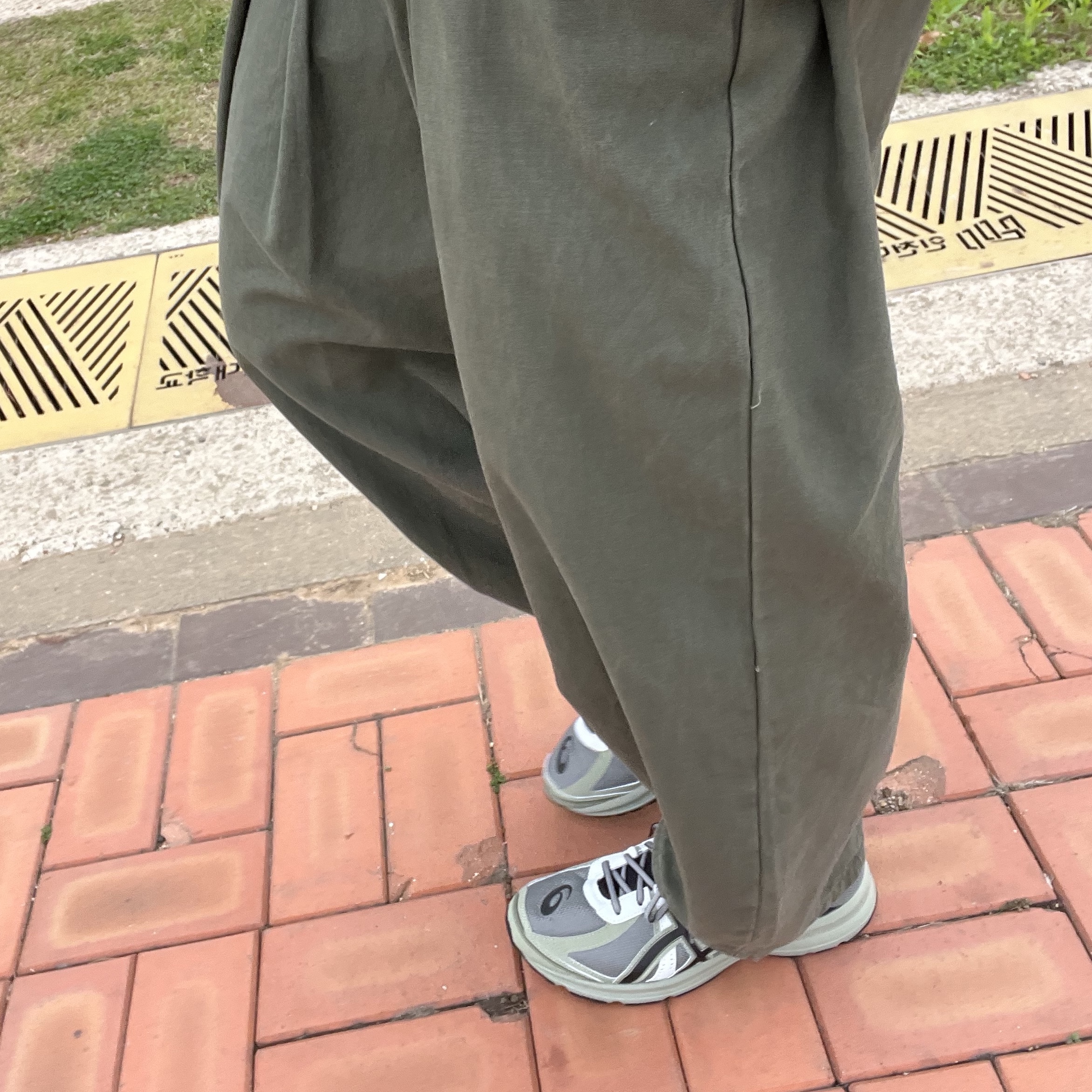 Asics Jog 100 S Sheet Rock - 2E Wide 착용 스타일