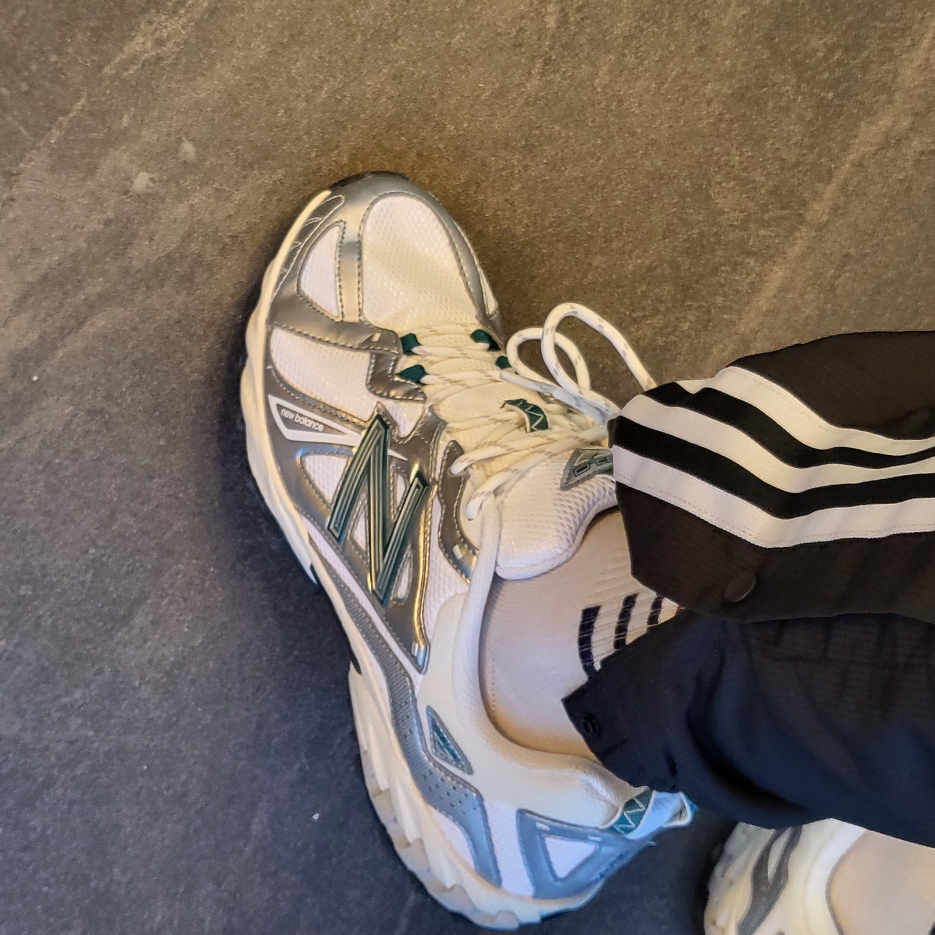 New Balance ML610T Metallic Silver - D Standard 착용 스타일