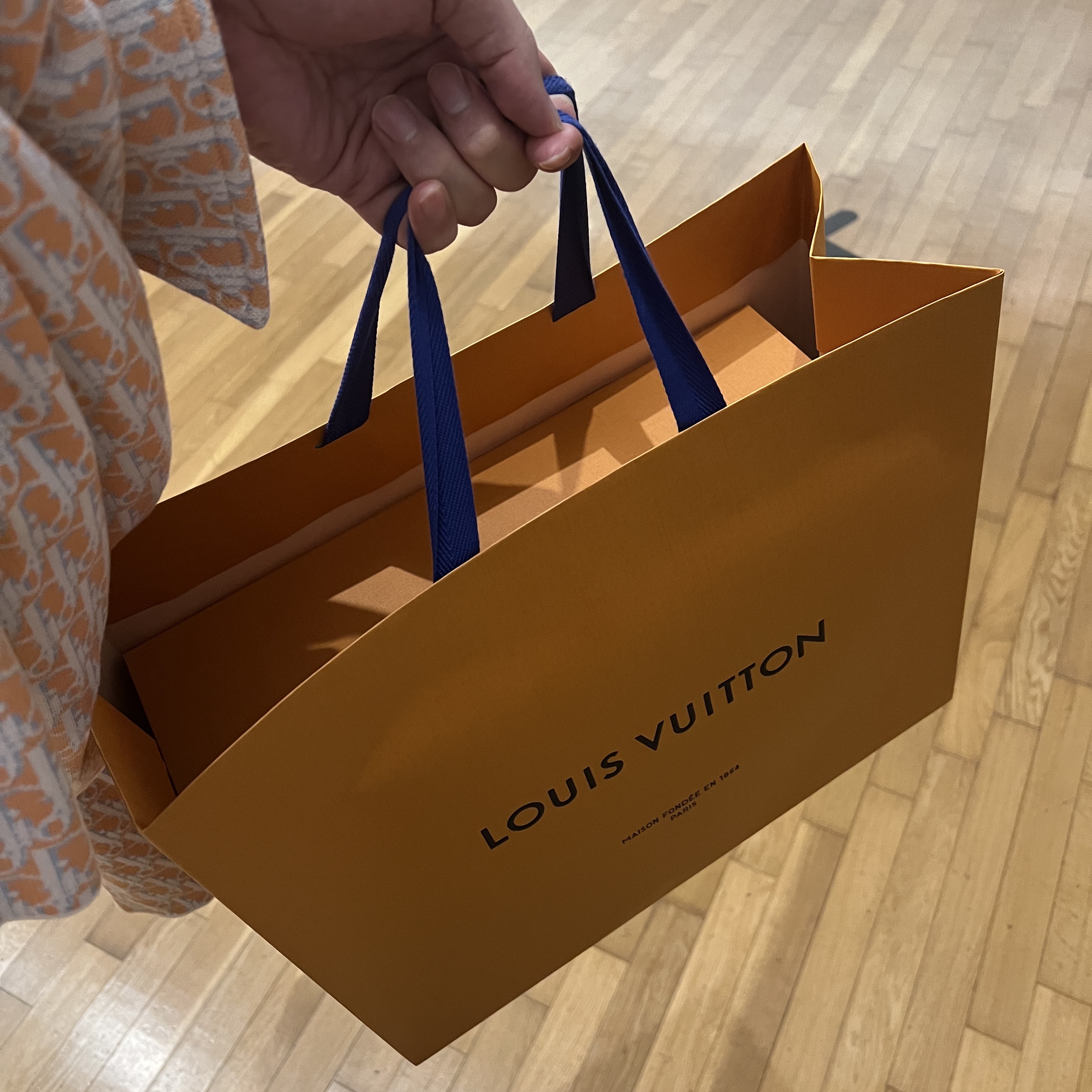 Louis Vuitton LV Easy Mule Monogram, Dior Overshirt Dior Oblique Cotton Knit Beige Navy Blue 착용 스타일 - 2