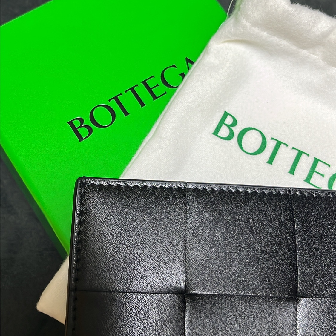 Bottega Veneta Credit Card Case Calfskin Black 착용 스타일